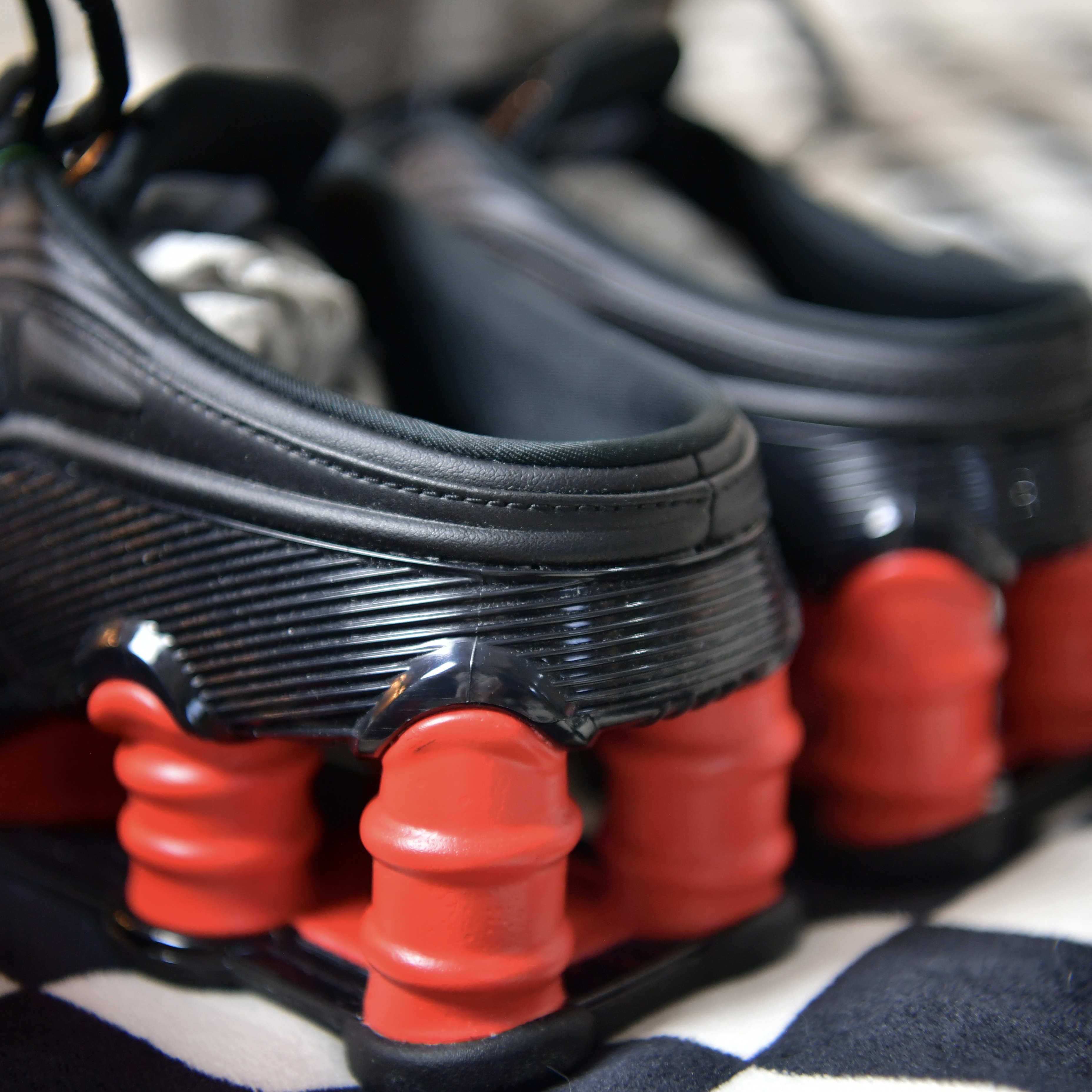 Nike x Martine Rose Shox MR4 Black 착용 스타일 - 4