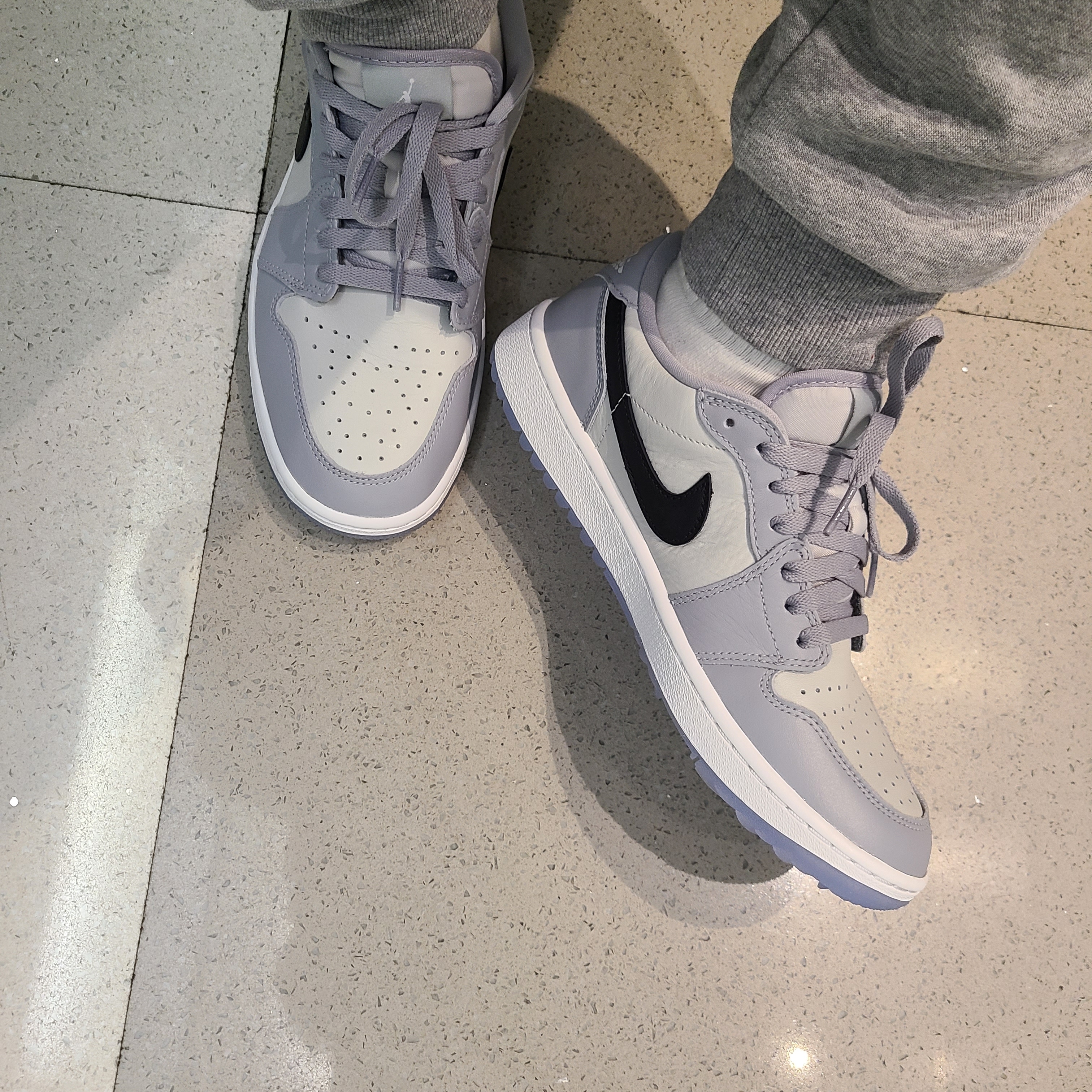 Jordan 1 Low Golf Wolf Grey 착용 스타일 - 3