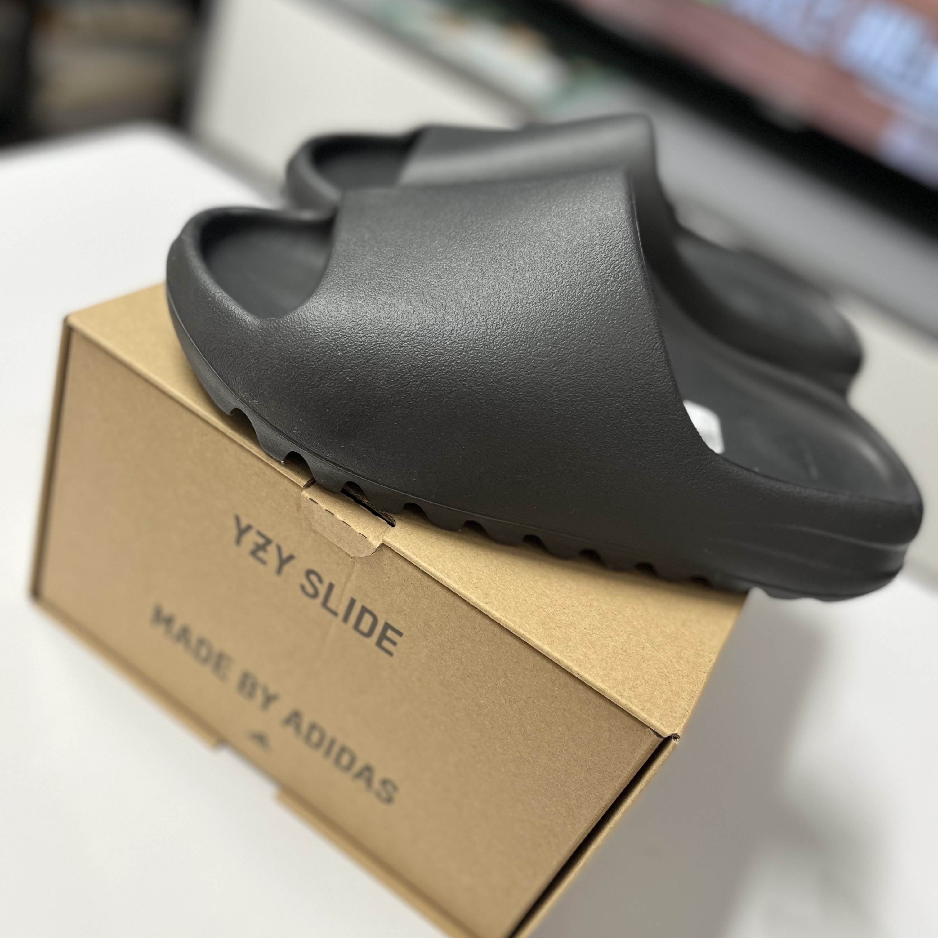 Adidas Yeezy Slide Onyx 착용 스타일