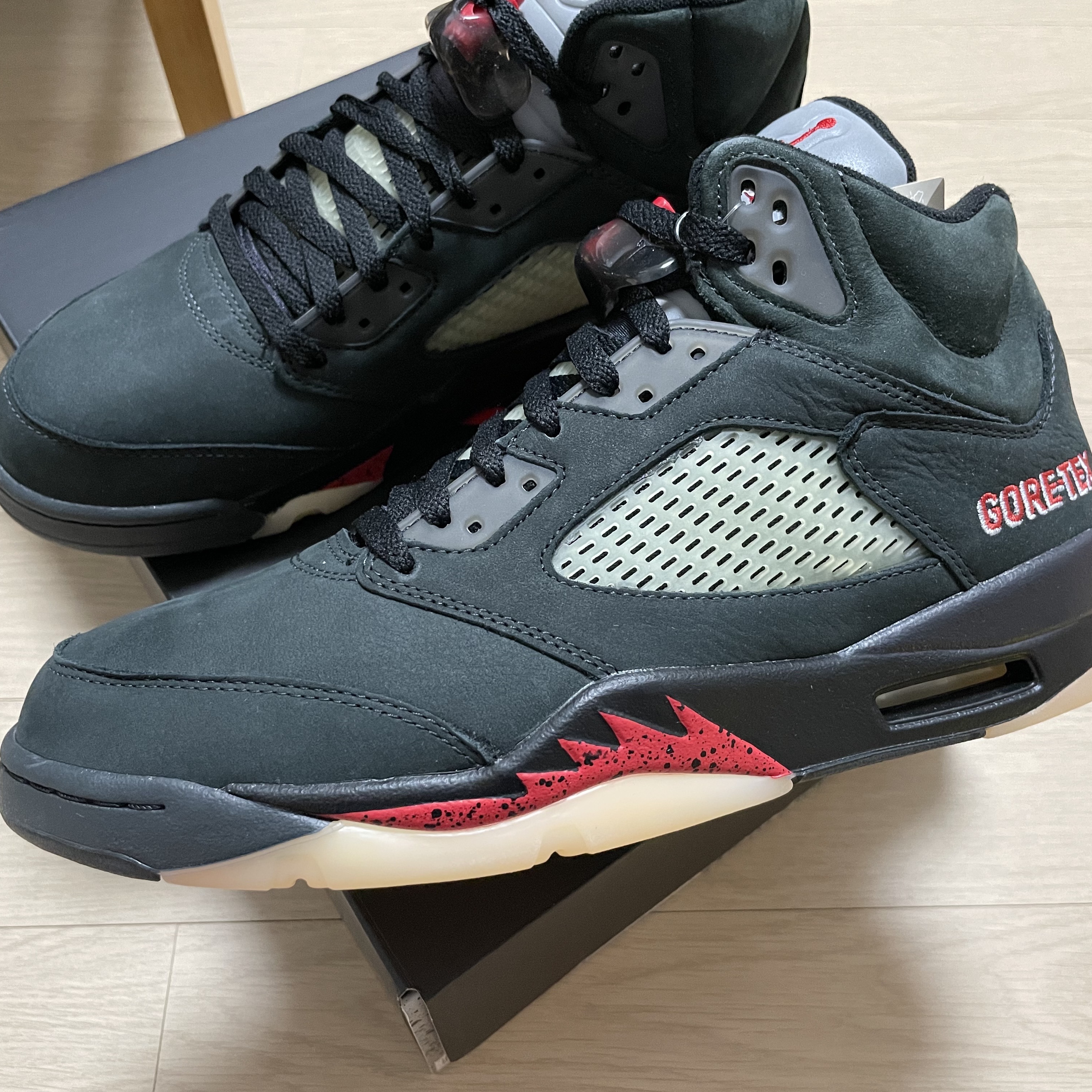 (W) Jordan 5 Retro Gore-Tex Off Noir Fire Red 착용 스타일 - 1