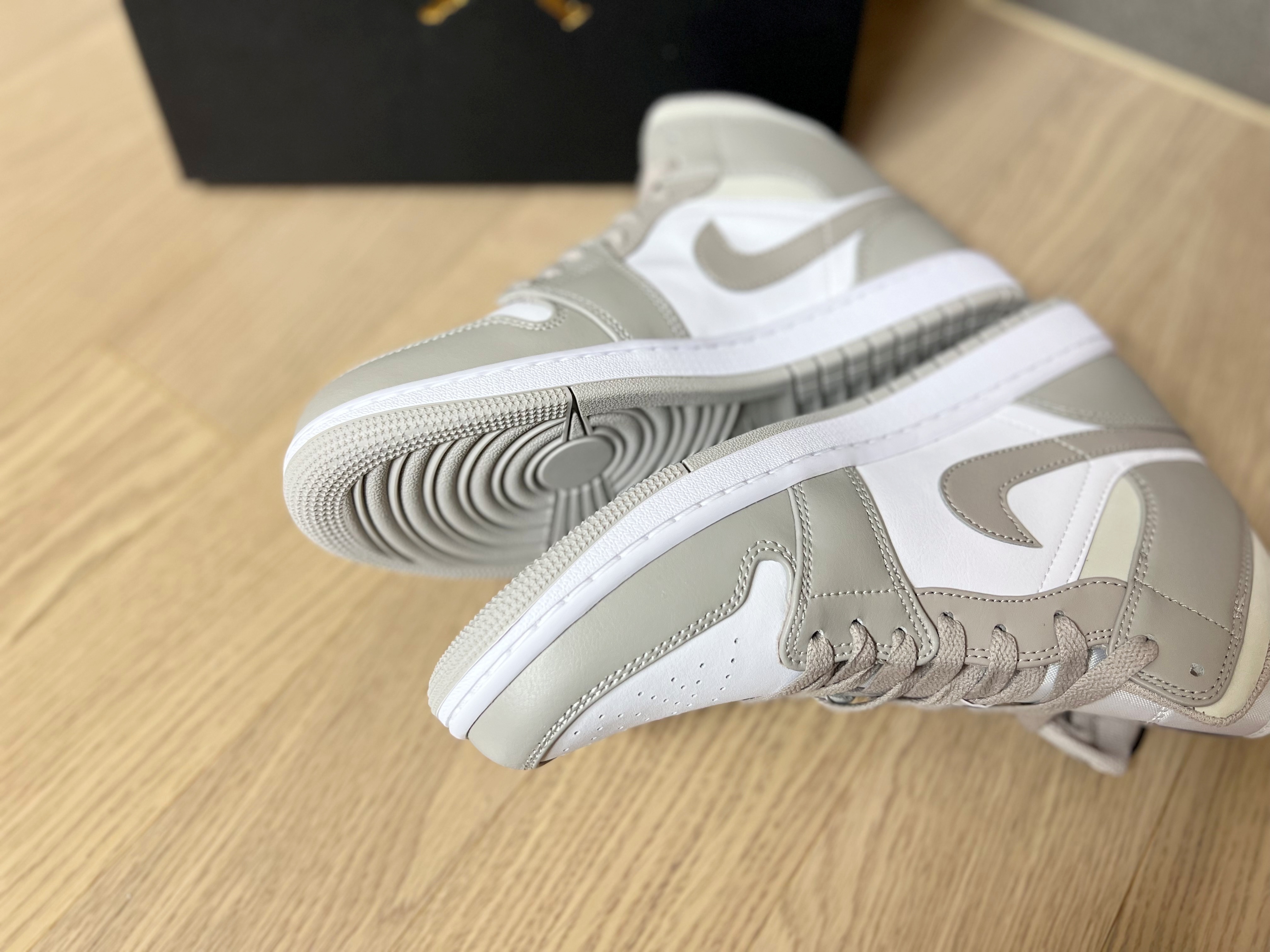 Jordan 1 Mid College Grey 착용 스타일 - 3