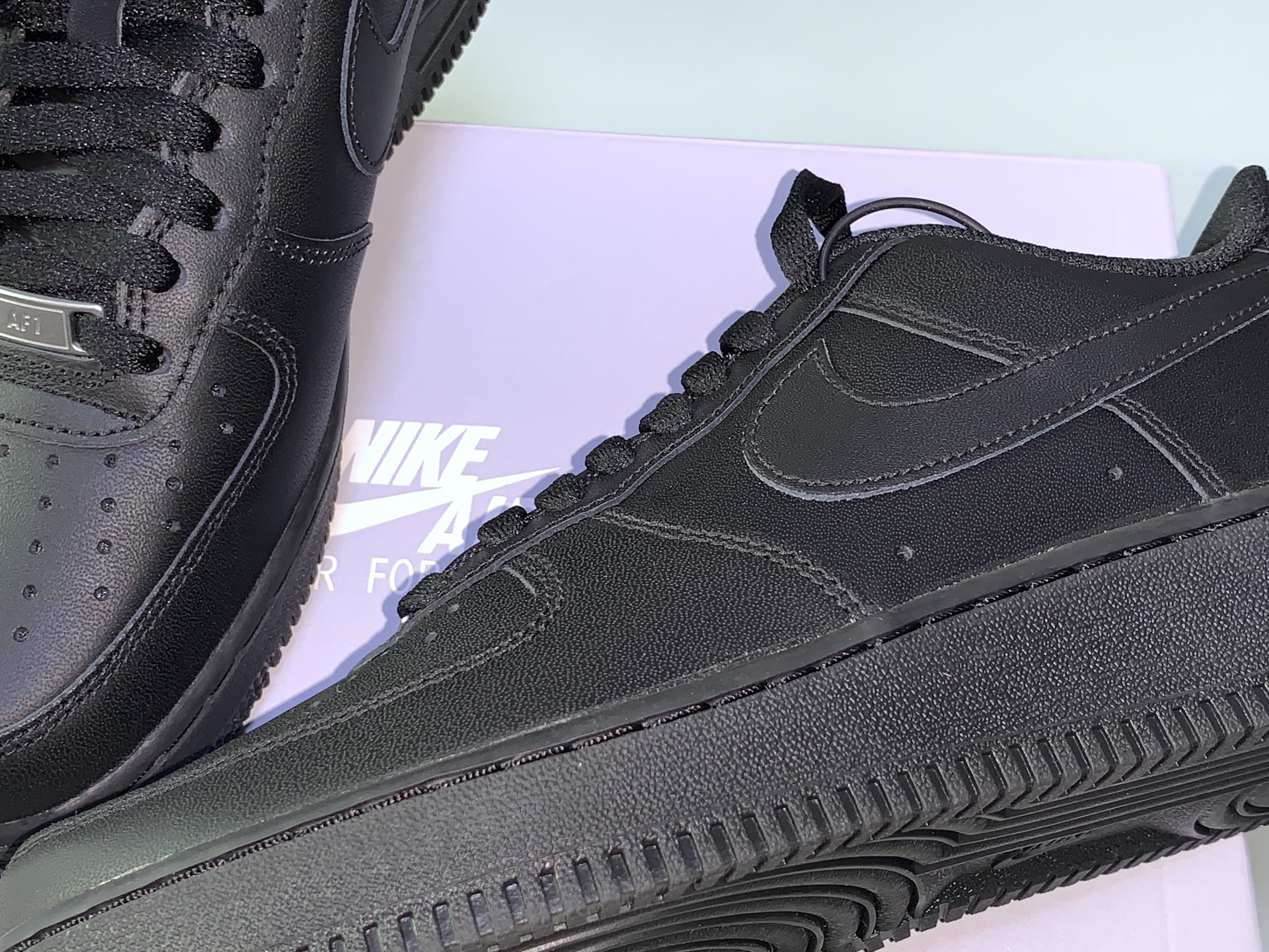 Nike Air Force 1 '07 Low Triple Black 착용 스타일