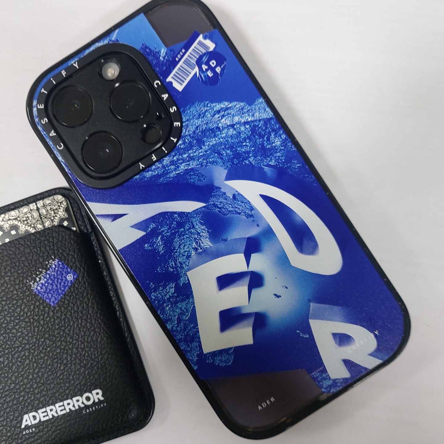 Casetify x Ader Error iPhone Tetris Magsafe Case Blue, Casetify x Ader Error Magsafe Wallet Noir 착용 스타일 - 4