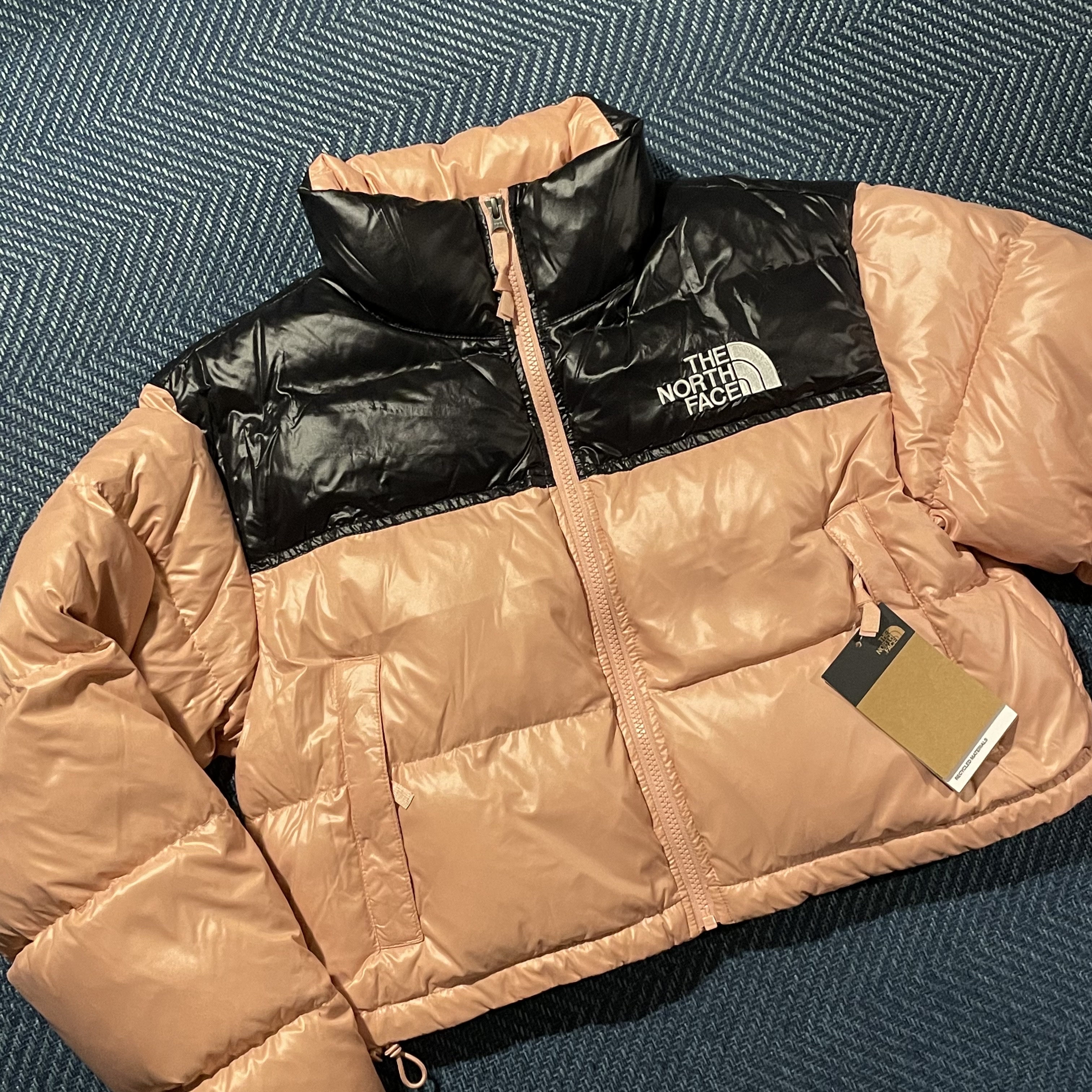 (W) The North Face Nuptse Short Jacket Rose Tan 착용 스타일