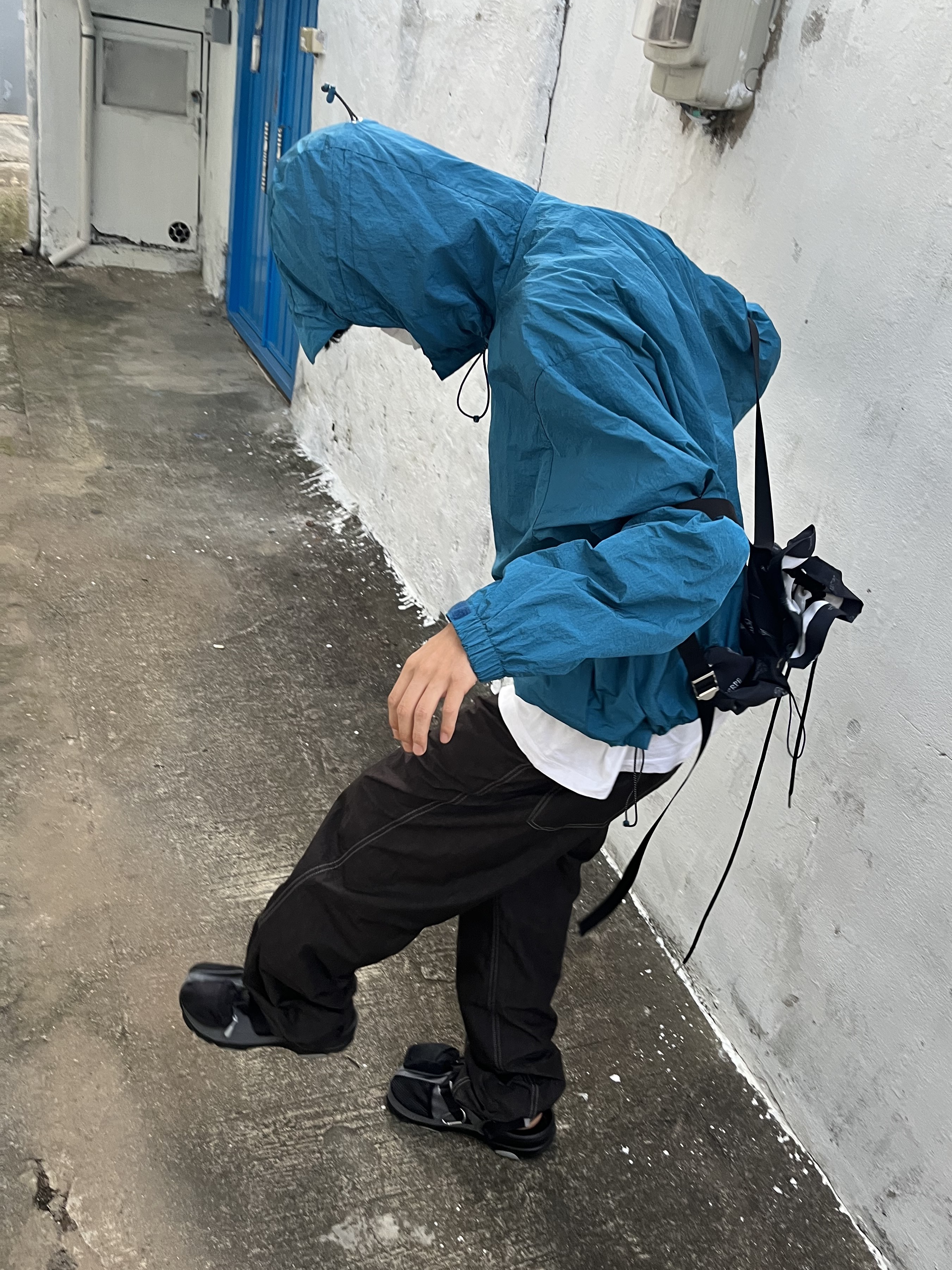 Crocs x Beams Classic All Terrain Mountain Parka Clog Grey 착용 스타일 - 3