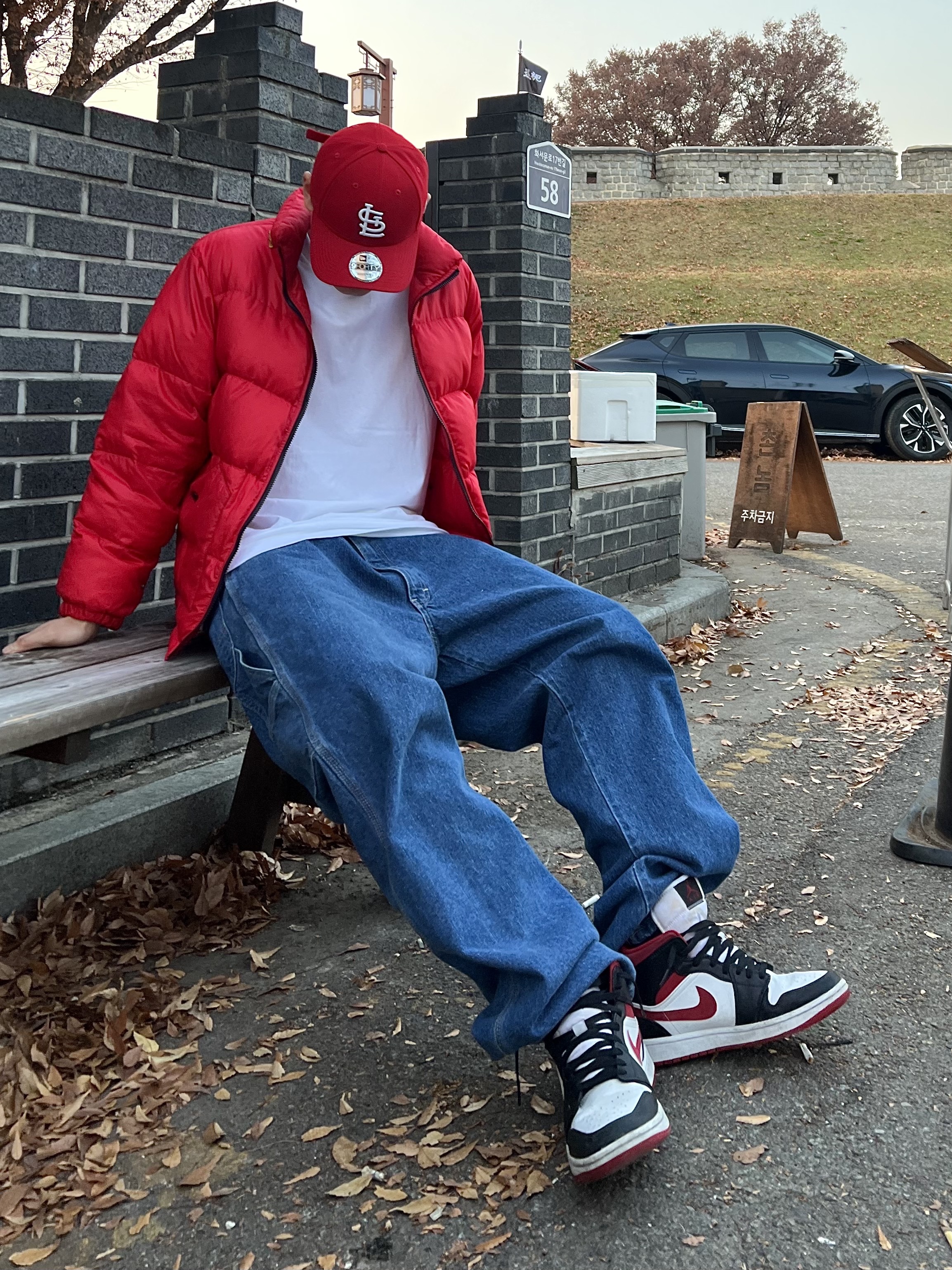 Jordan 1 Mid Gym Red Black White 착용 스타일 - 1