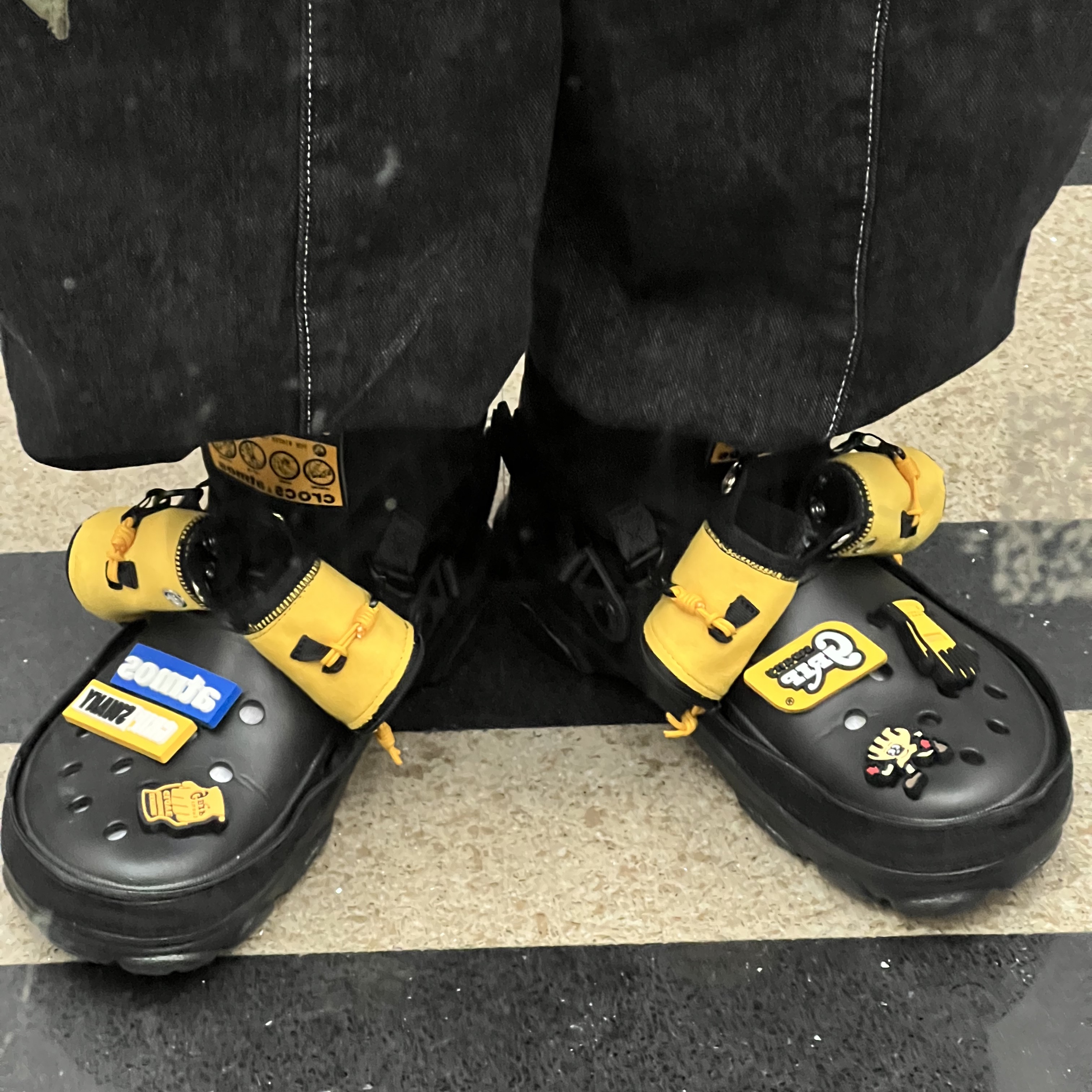 Crocs x Grip Swany x Atmos Classic All Terrain Clog Black 착용 스타일 - 1