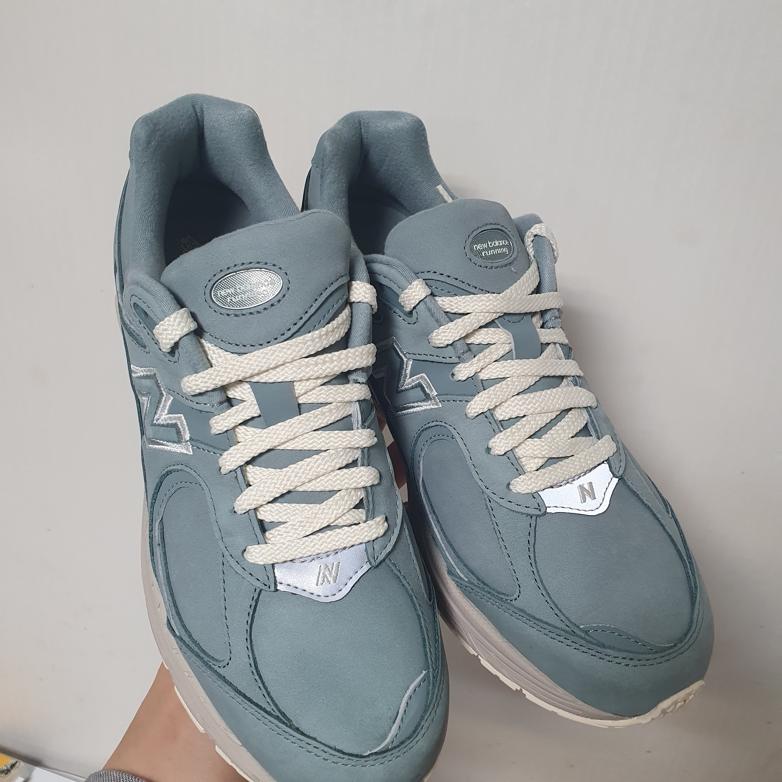 New Balance x Kith 2002R Slate Grey 착용 스타일 - 1