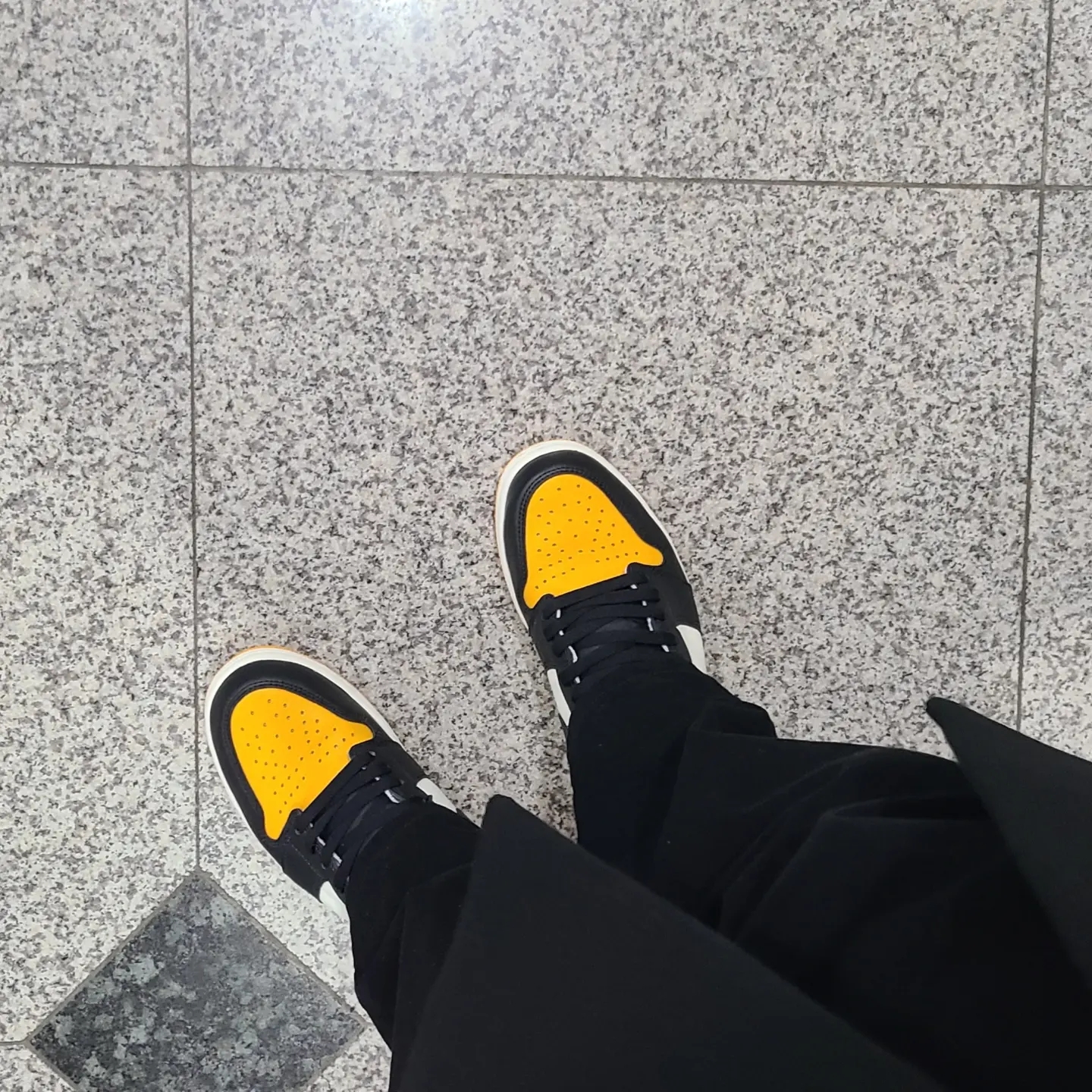 Jordan 1 Retro High OG Taxi 착용 스타일 - 1
