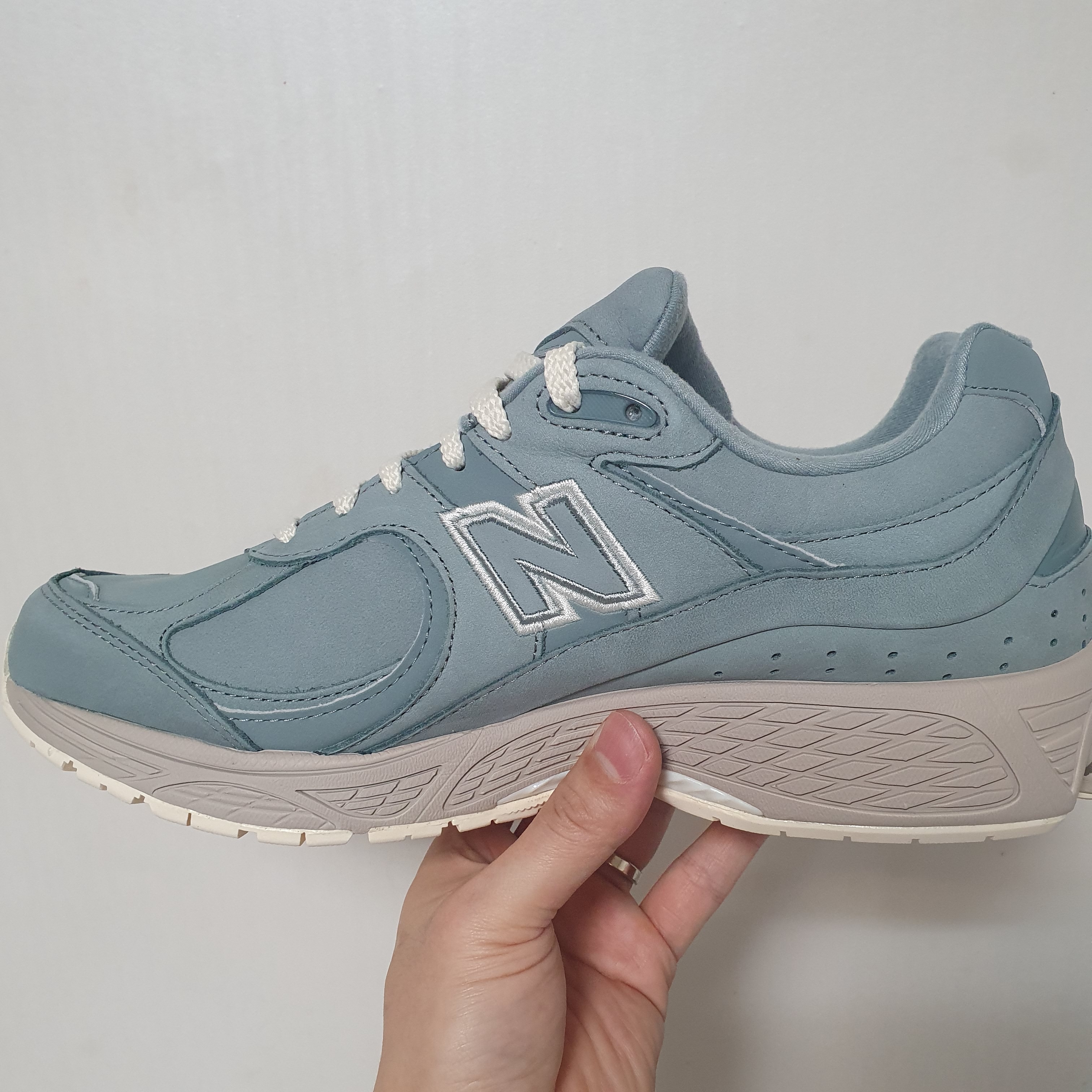 New Balance x Kith 2002R Slate Grey 착용 스타일 - 3