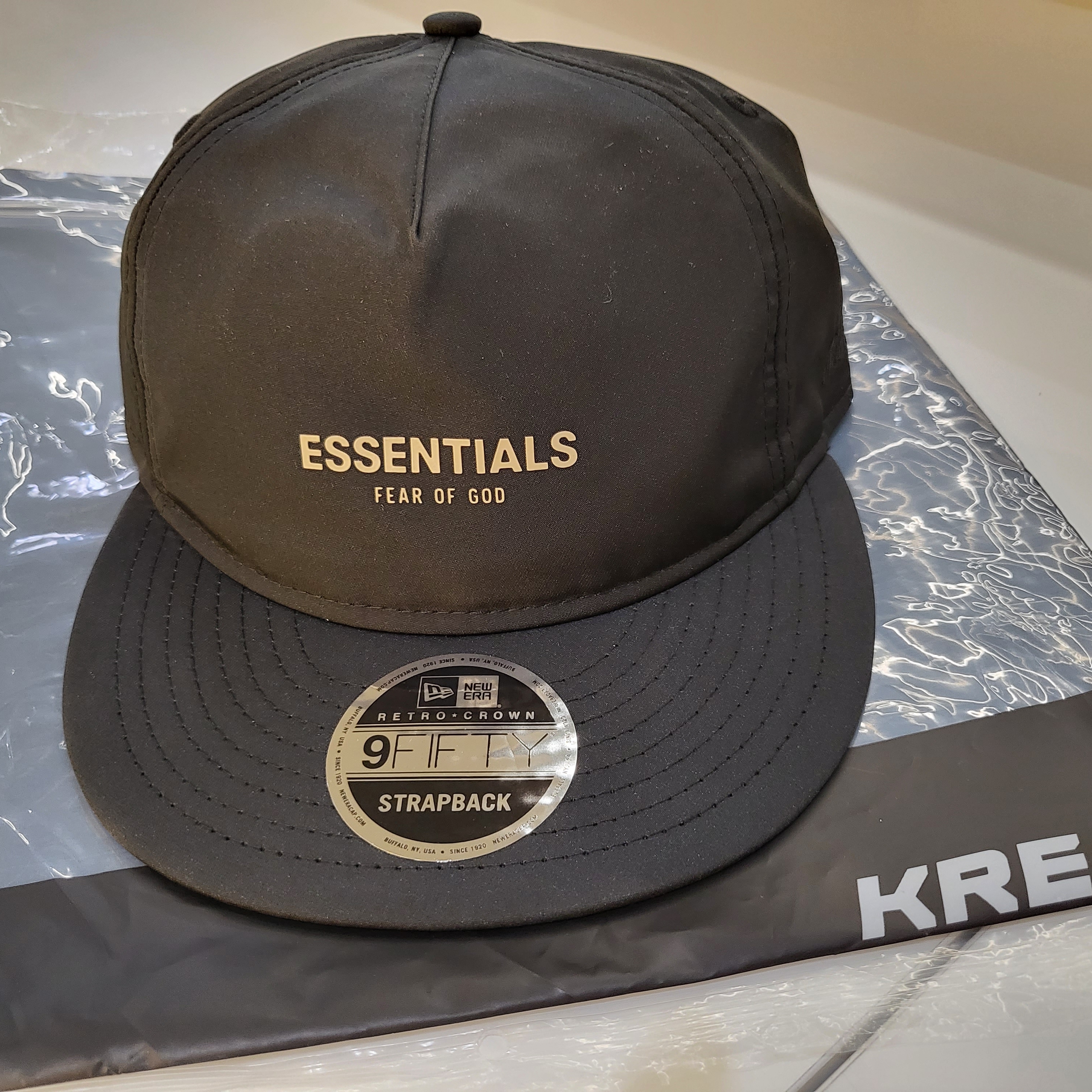 Essentials x New Era Retro Crown Strapback Black 착용 스타일 - 1