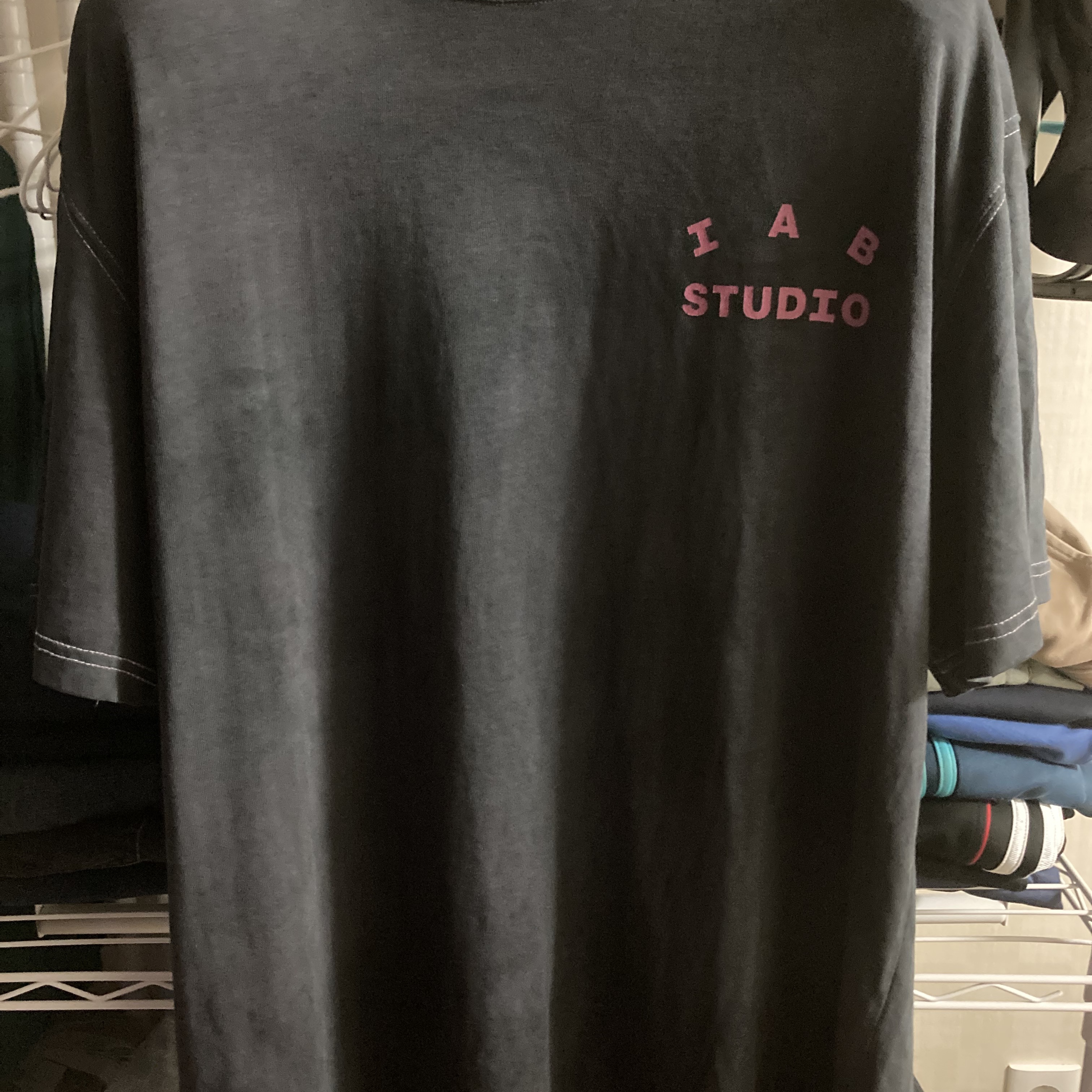 IAB Studio Pigment T-Shirt Magenta 착용 스타일 - 1