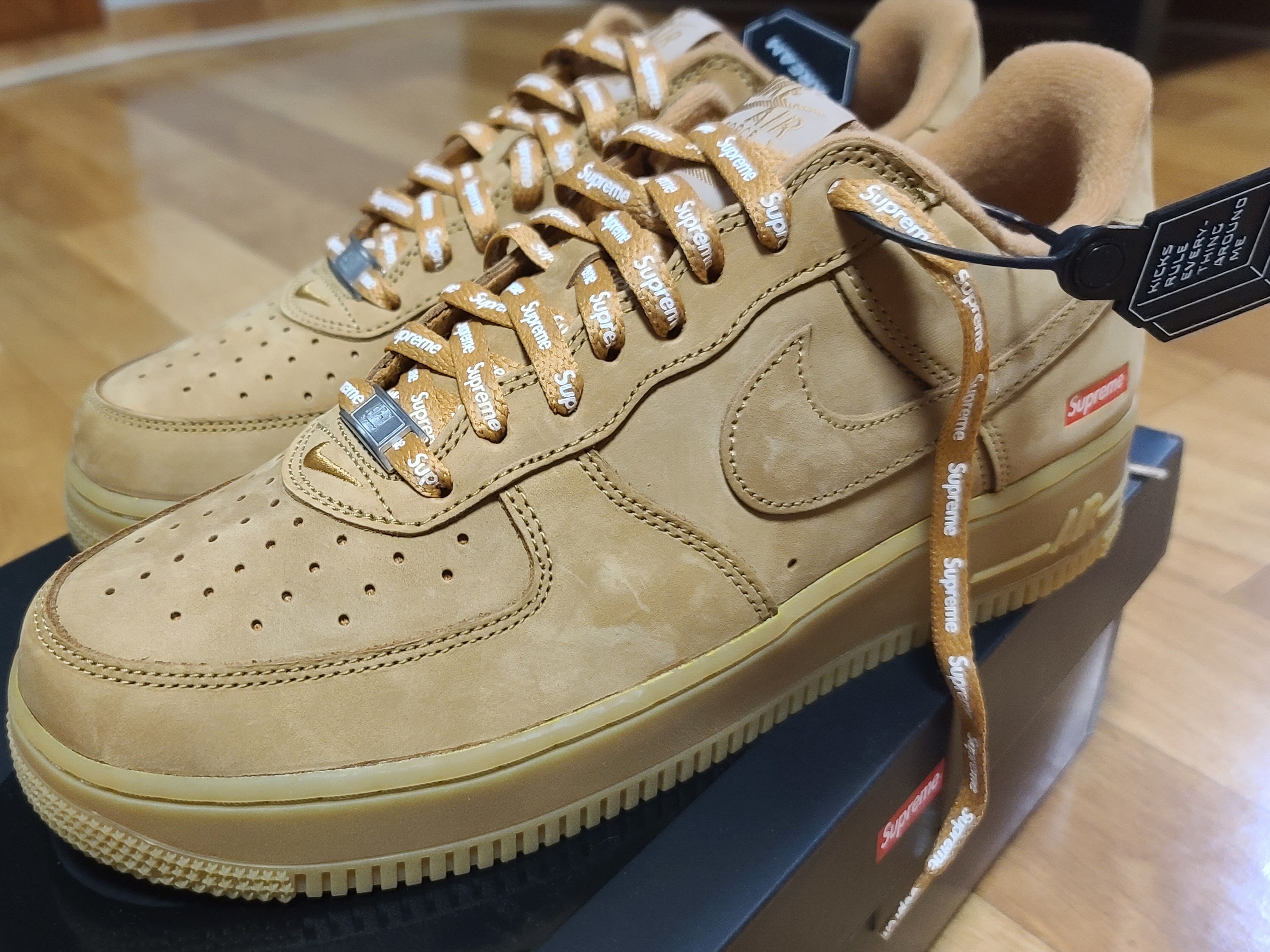 Nike x Supreme Air Force 1 Low Flax 착용 스타일