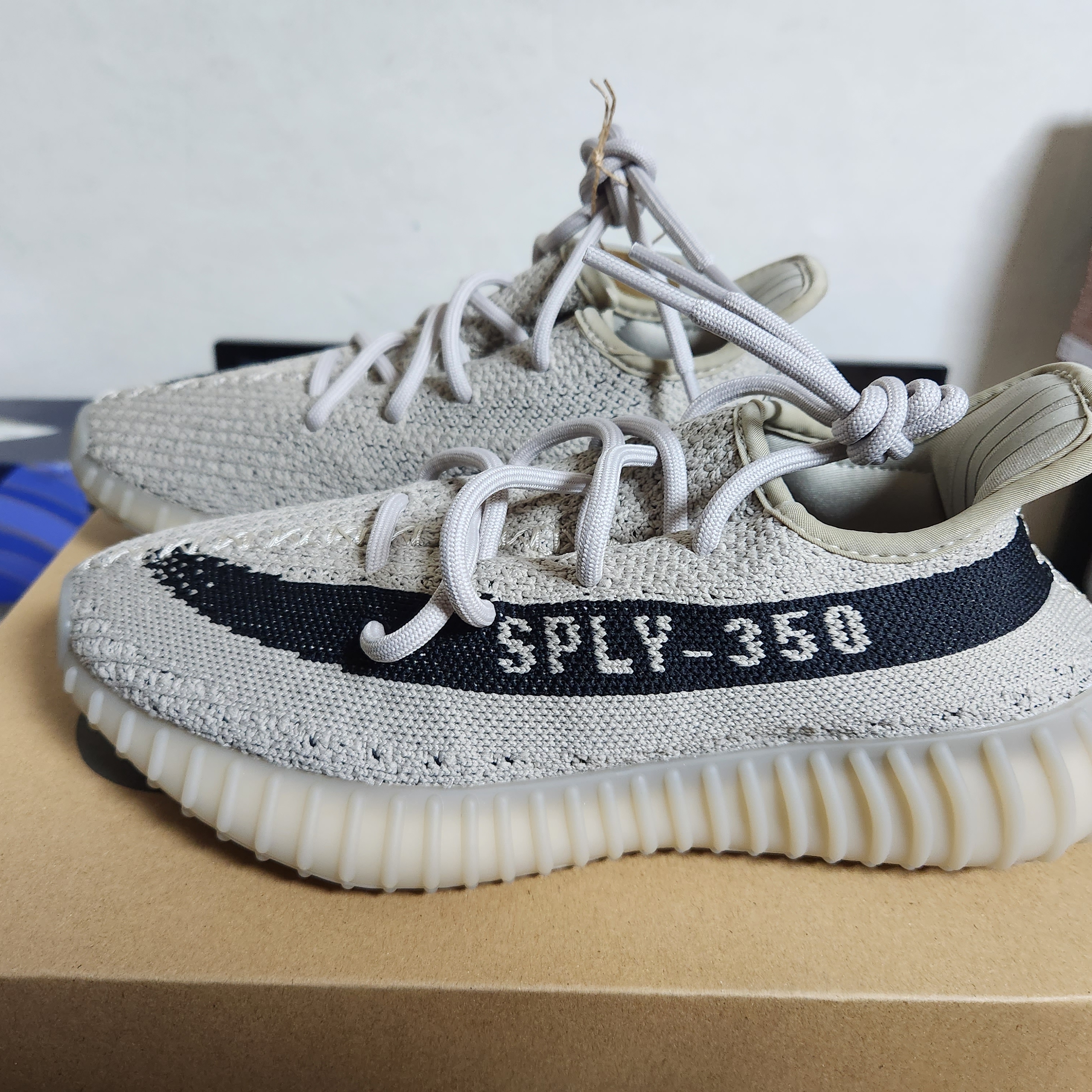 Adidas Yeezy Boost 350 V2 Slate Core Black 2022/2023 착용 스타일