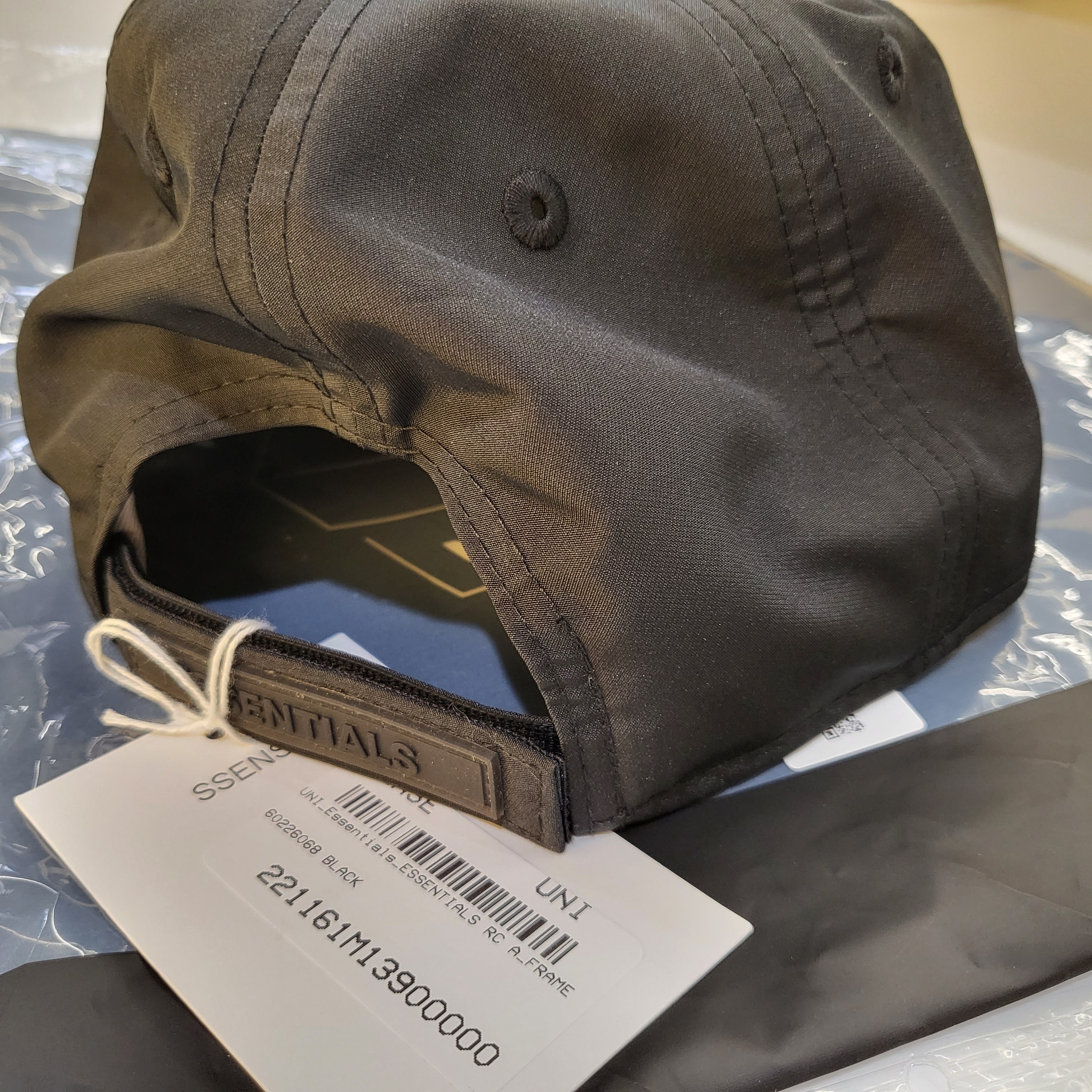 Essentials x New Era Retro Crown Strapback Black 착용 스타일 - 2