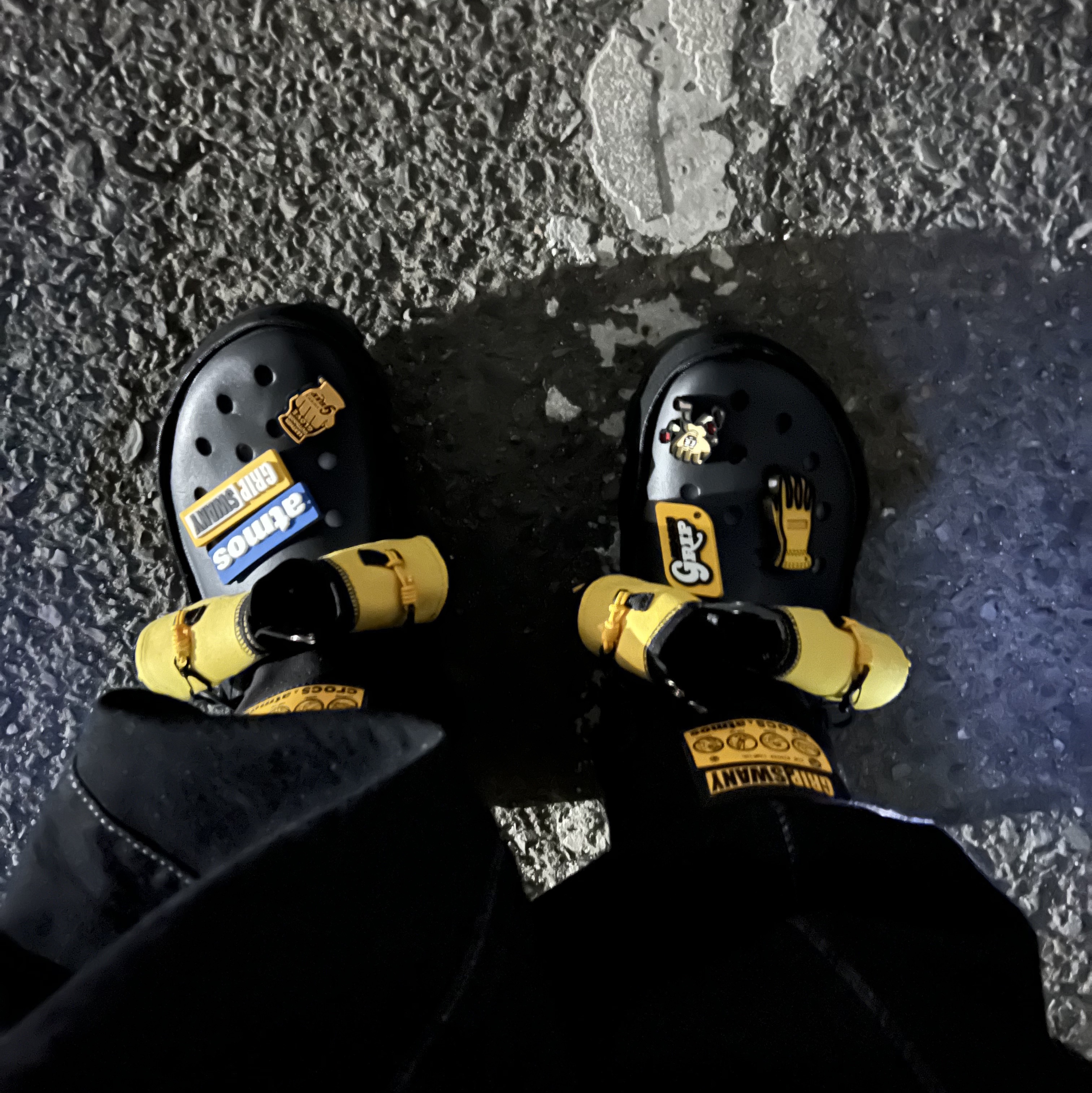 Crocs x Grip Swany x Atmos Classic All Terrain Clog Black 착용 스타일 - 2