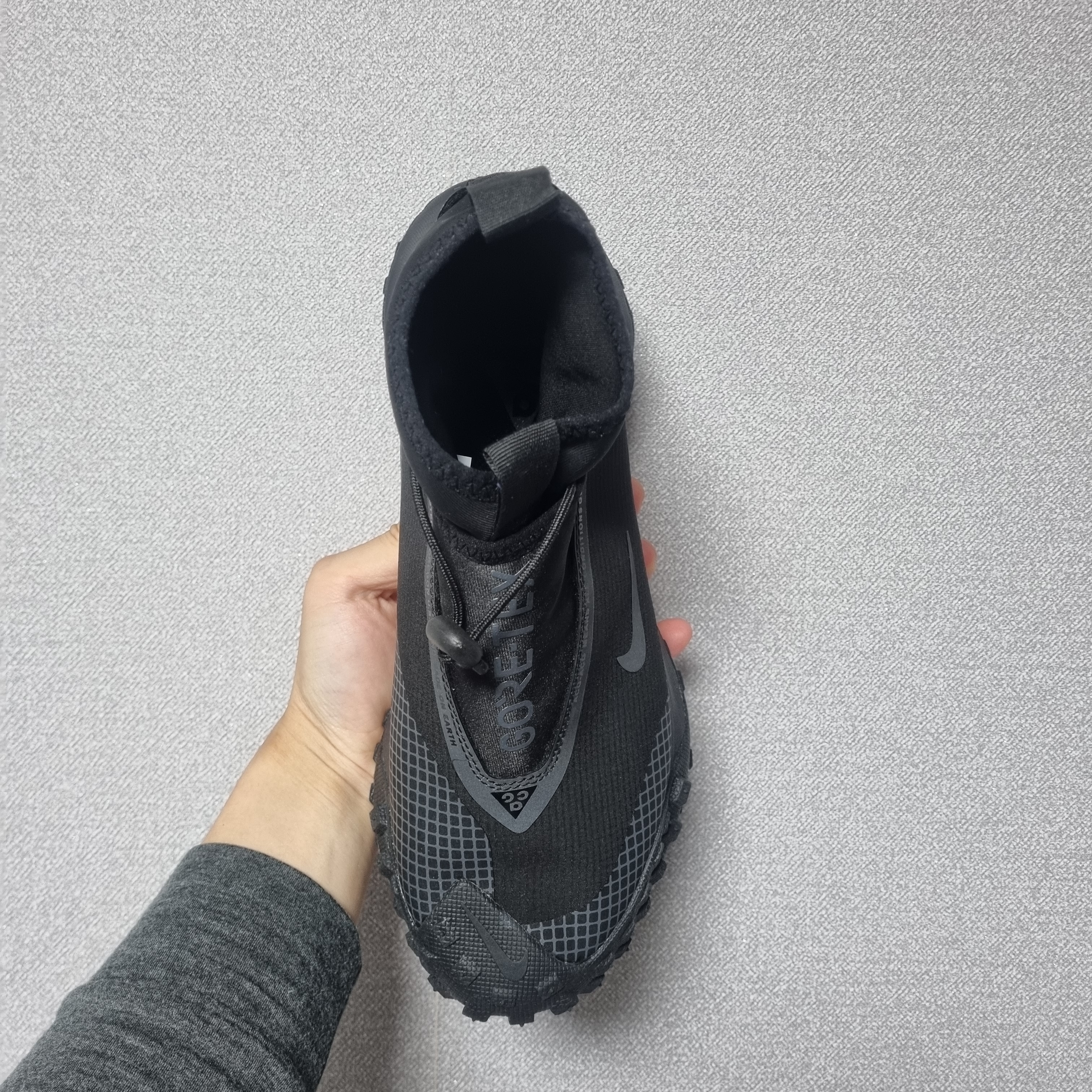 Nike ACG Mountain Fly Gore-Tex Black and Dark Grey 착용 스타일 - 4