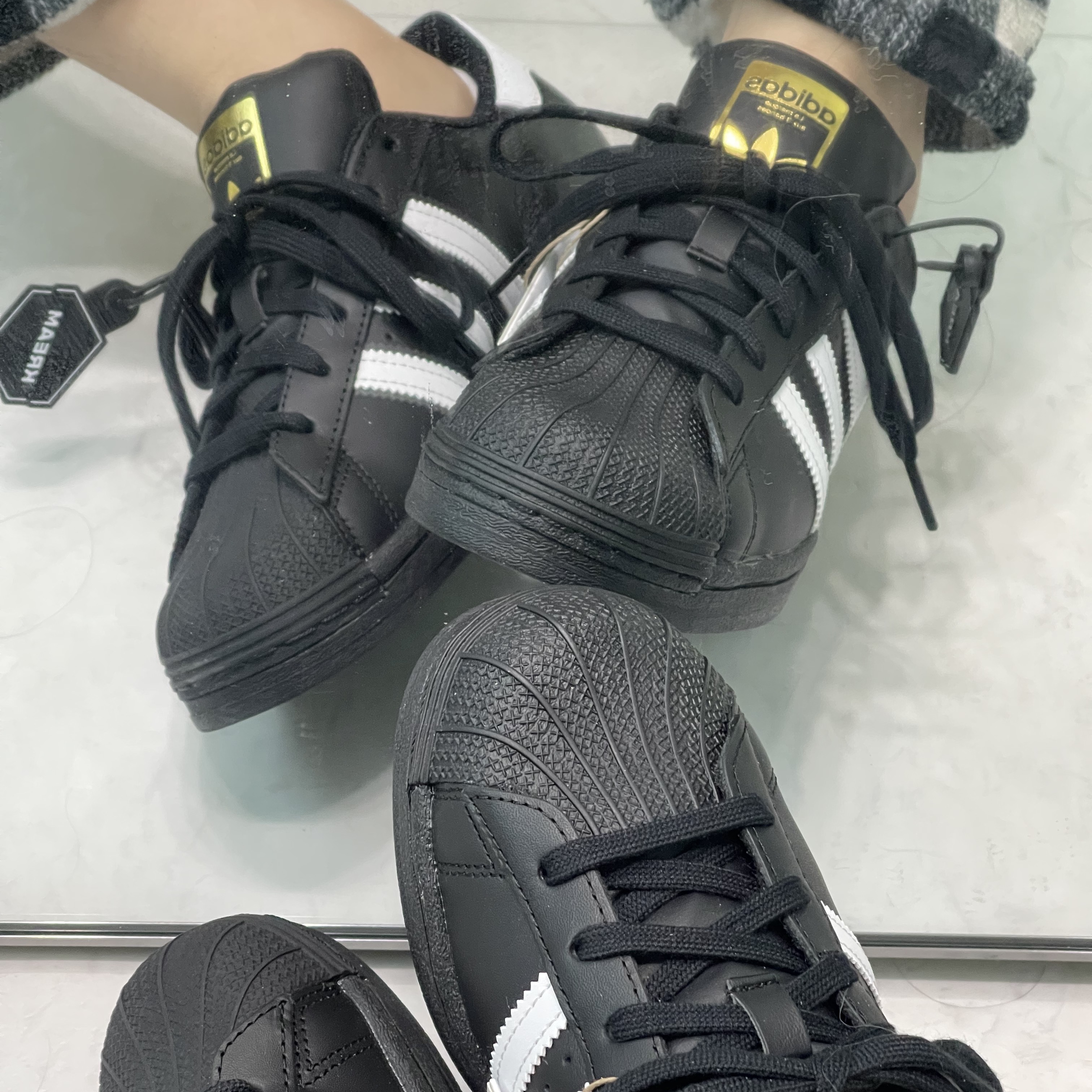 Adidas Superstar Core Black White, (J) Adidas Superstar Black White 착용 스타일 - 2
