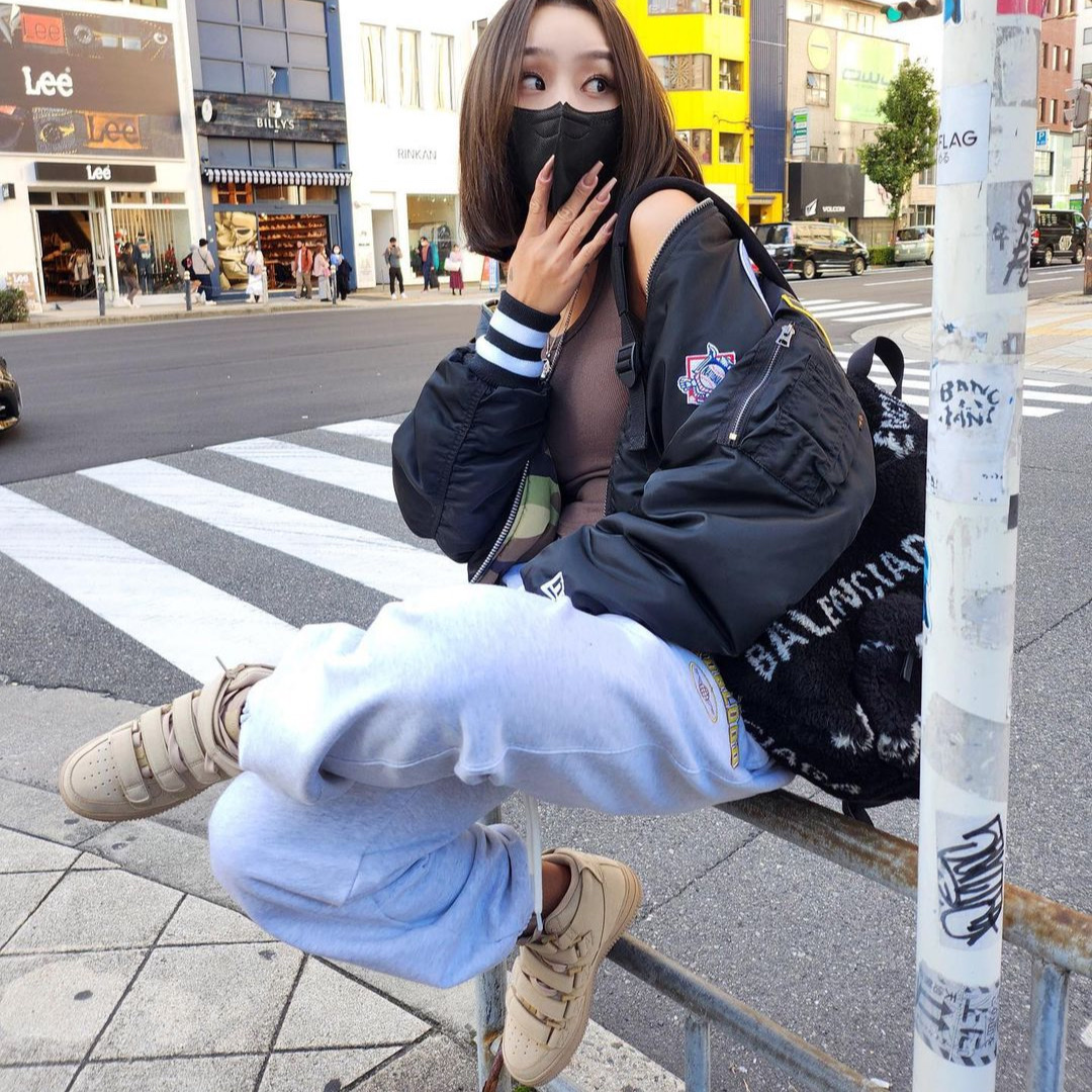 Nike x Billie Eilish Air Force 1 High '07 SP Mushroom 착용 스타일 - 3