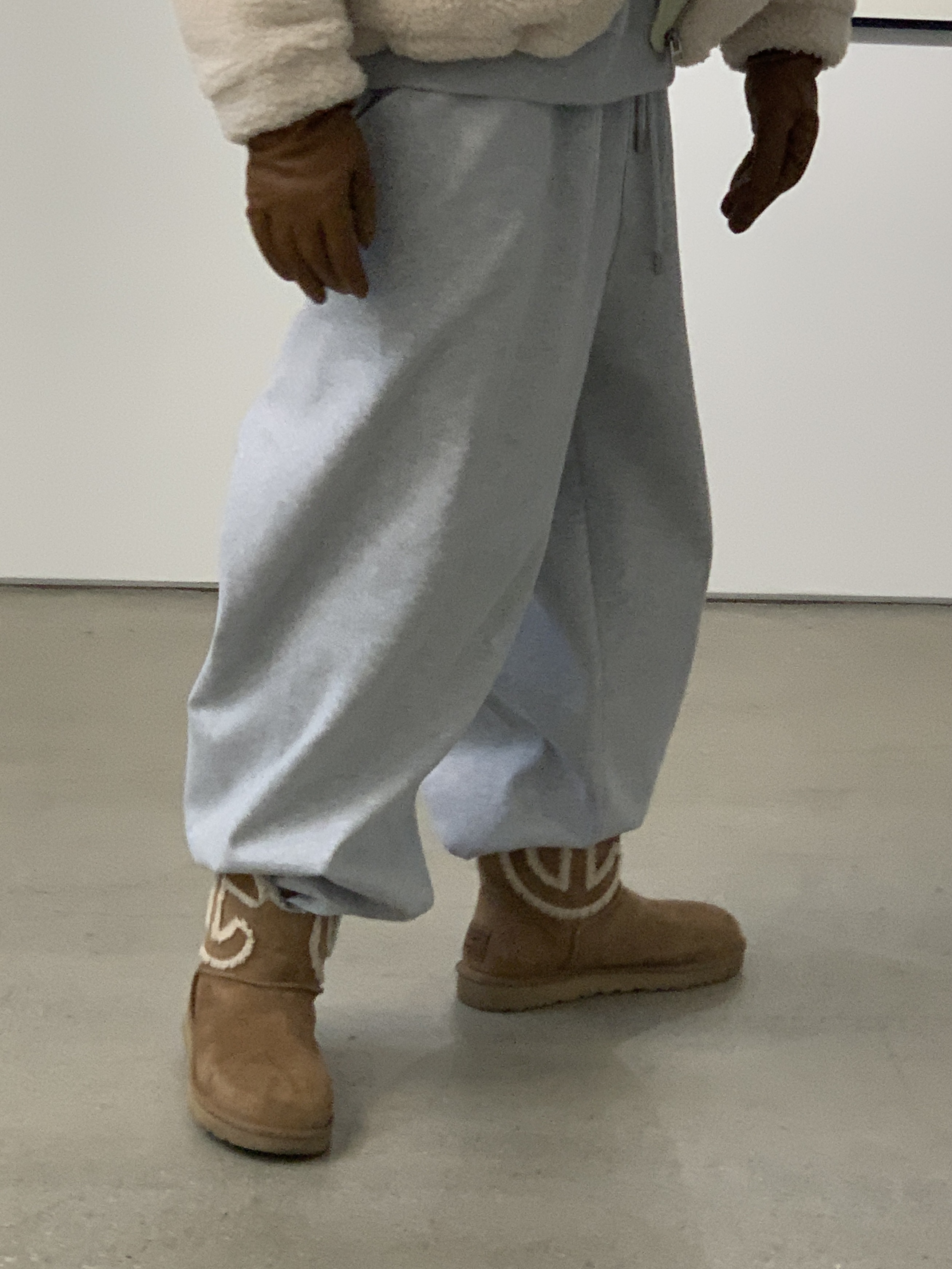Celine Embroidered Knit Wool Beanie Black, UGG x Telfar Logo Mini Chestnut 착용 스타일 - 4