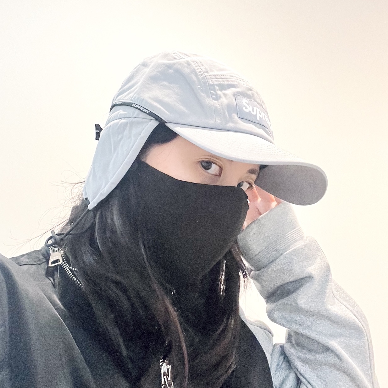 Supreme Packable Earflap Camp Cap Grey - 22FW 착용 스타일 - 4