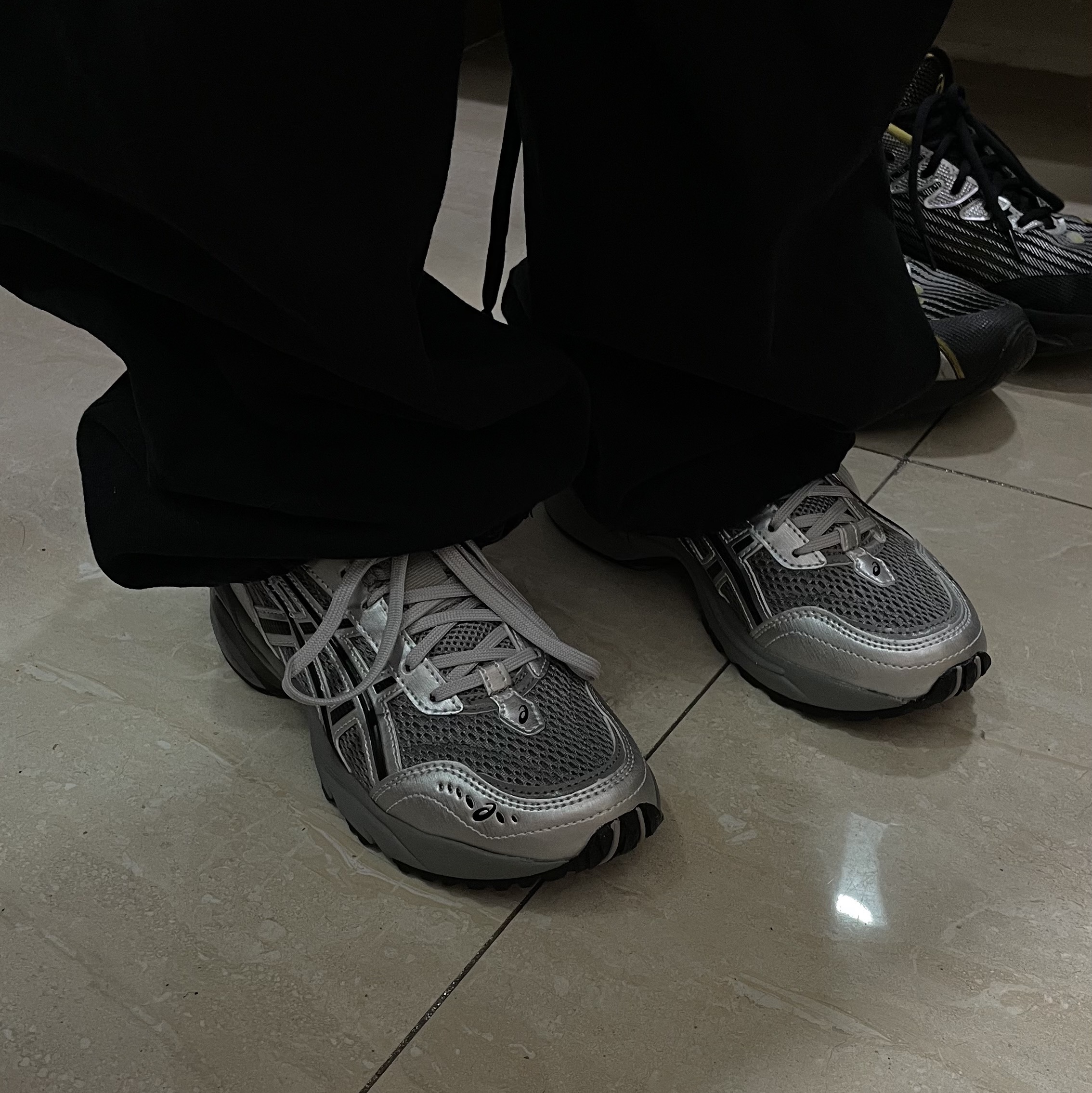 Asics x Freja Wewer Gel-1090 V2 Clay Grey Pure Silver 착용 스타일