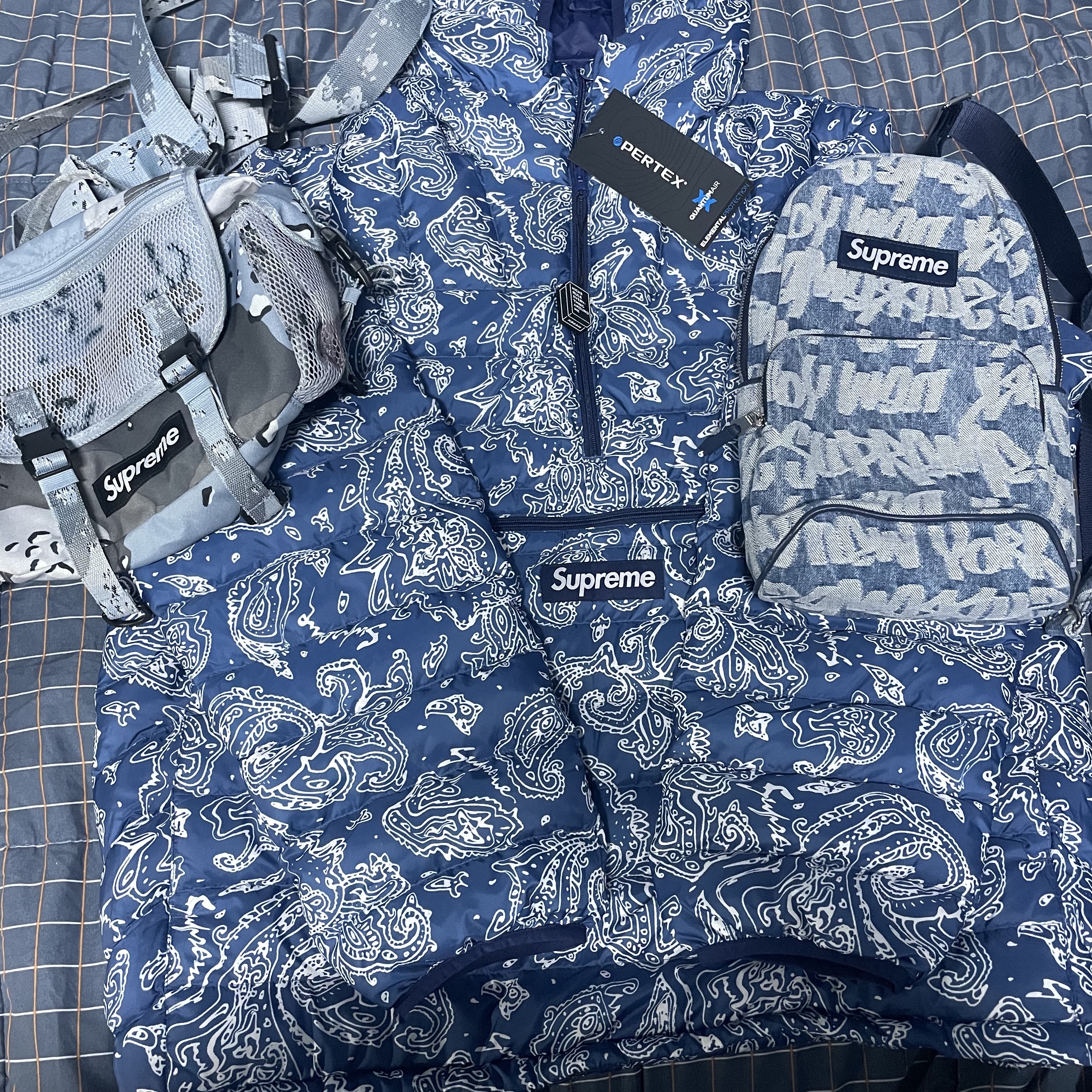 Supreme Micro Down Half Zip Hooded Pullover Blue Paisley - 22FW, Supreme Mesh Waist Bag Blue Chocolate Chip Camo - 20SS 착용 스타일
