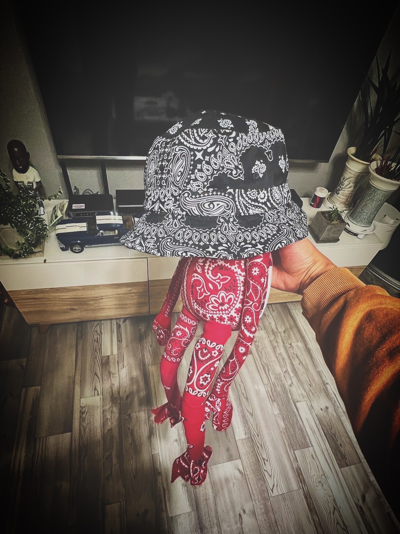 Clarks x Supreme Wallabee Bandana Red, Supreme Don’t Fuck Around T-Shirt Heather Grey - 22FW 착용 스타일 - 5