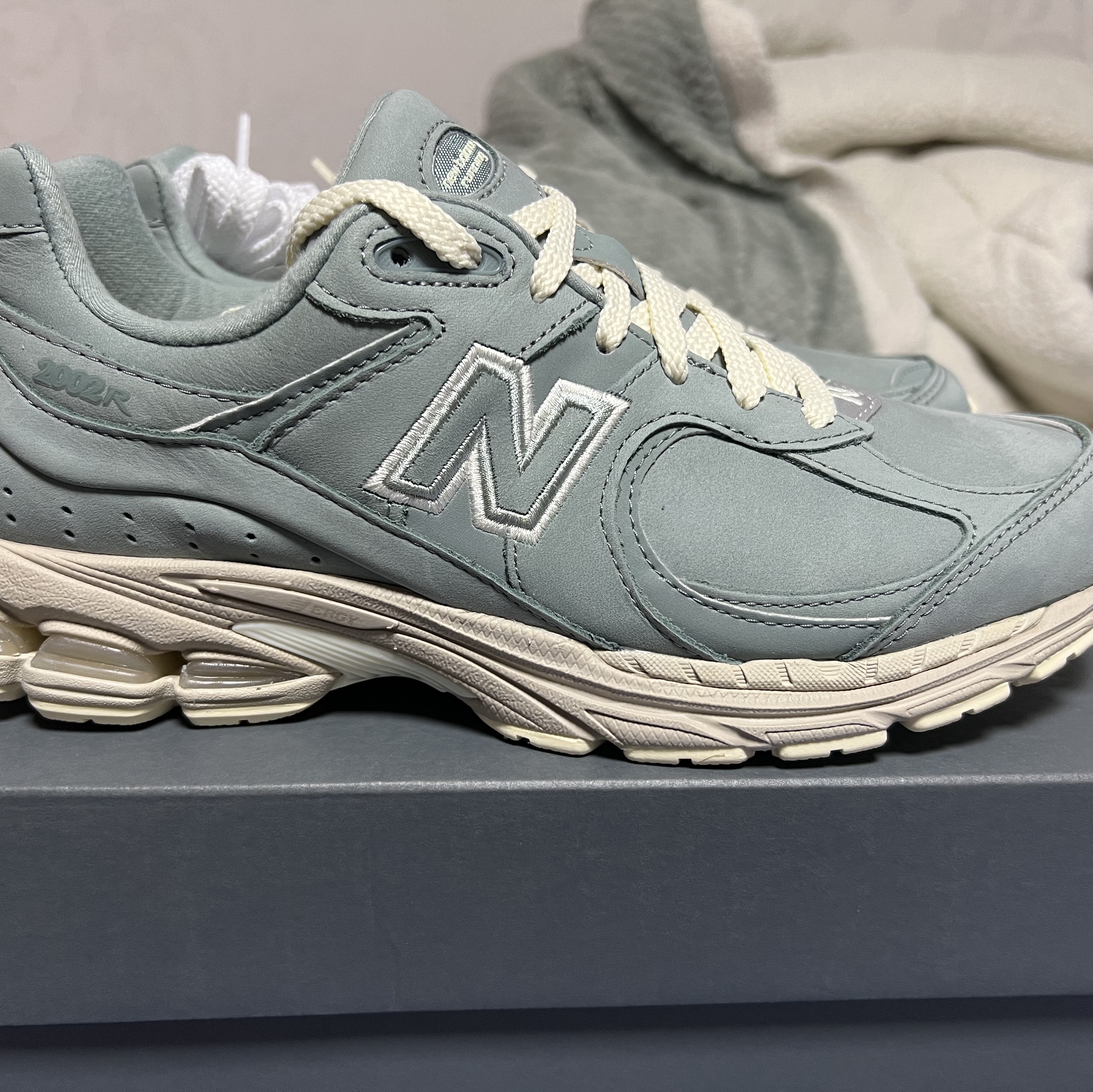 New Balance x Kith 2002R Slate Grey 착용 스타일 - 2