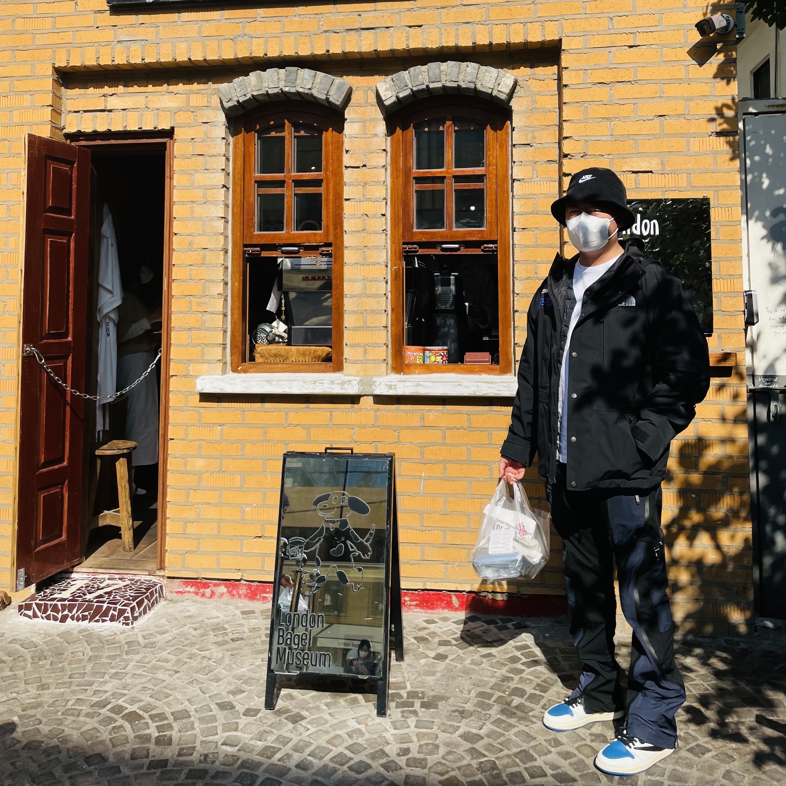 Jordan 1 x Travis Scott x Fragment Retro High OG SP Military Blue, Supreme x The North Face Expedition Jacket Black - 18FW 착용 스타일