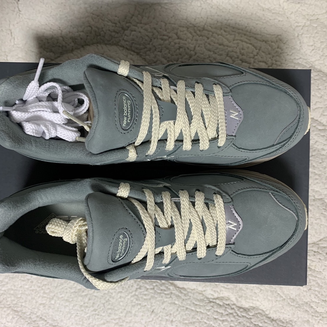 New Balance x Kith 2002R Slate Grey 착용 스타일 - 3