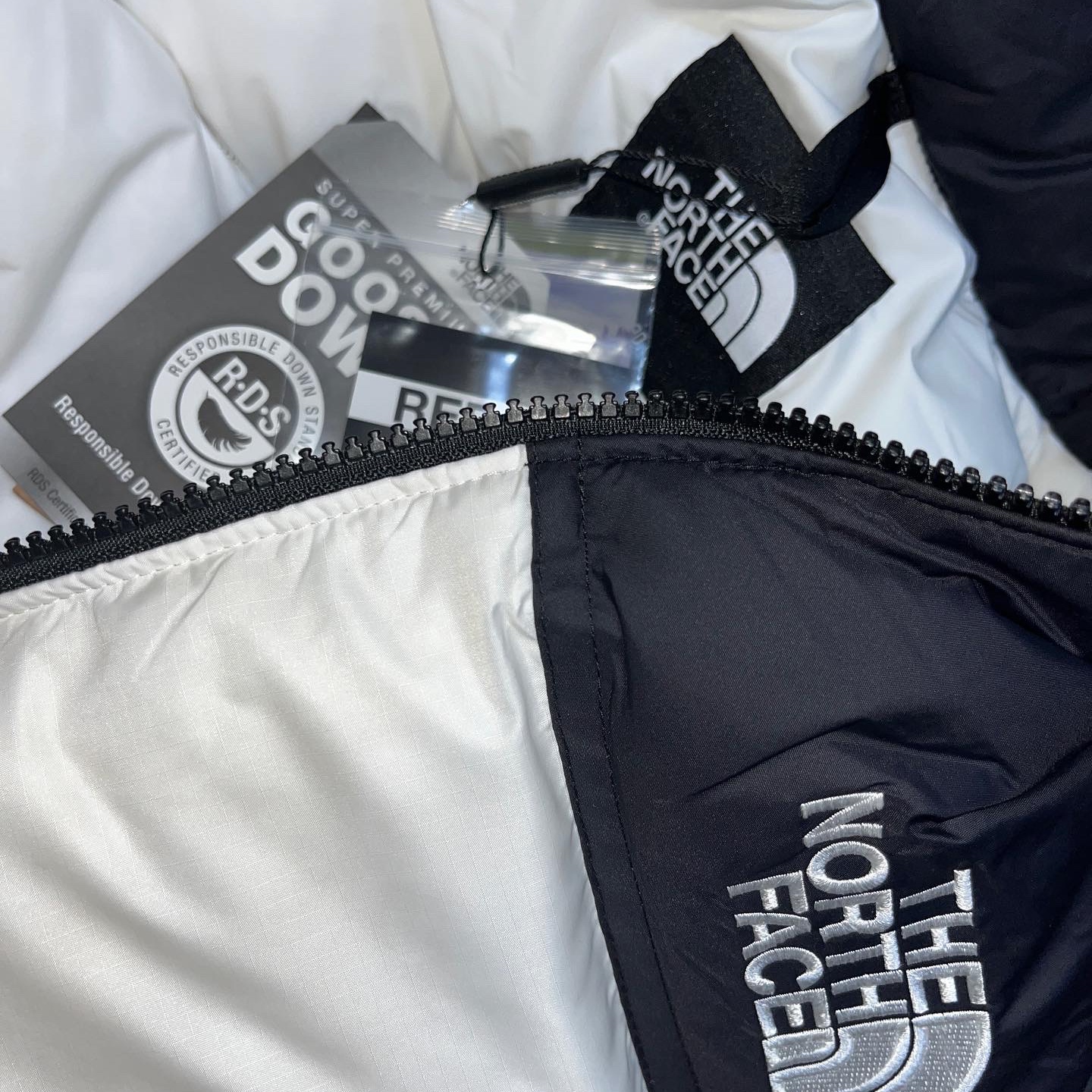 The North Face 1996 Eco Nuptse Jacket White 착용 스타일 - 2