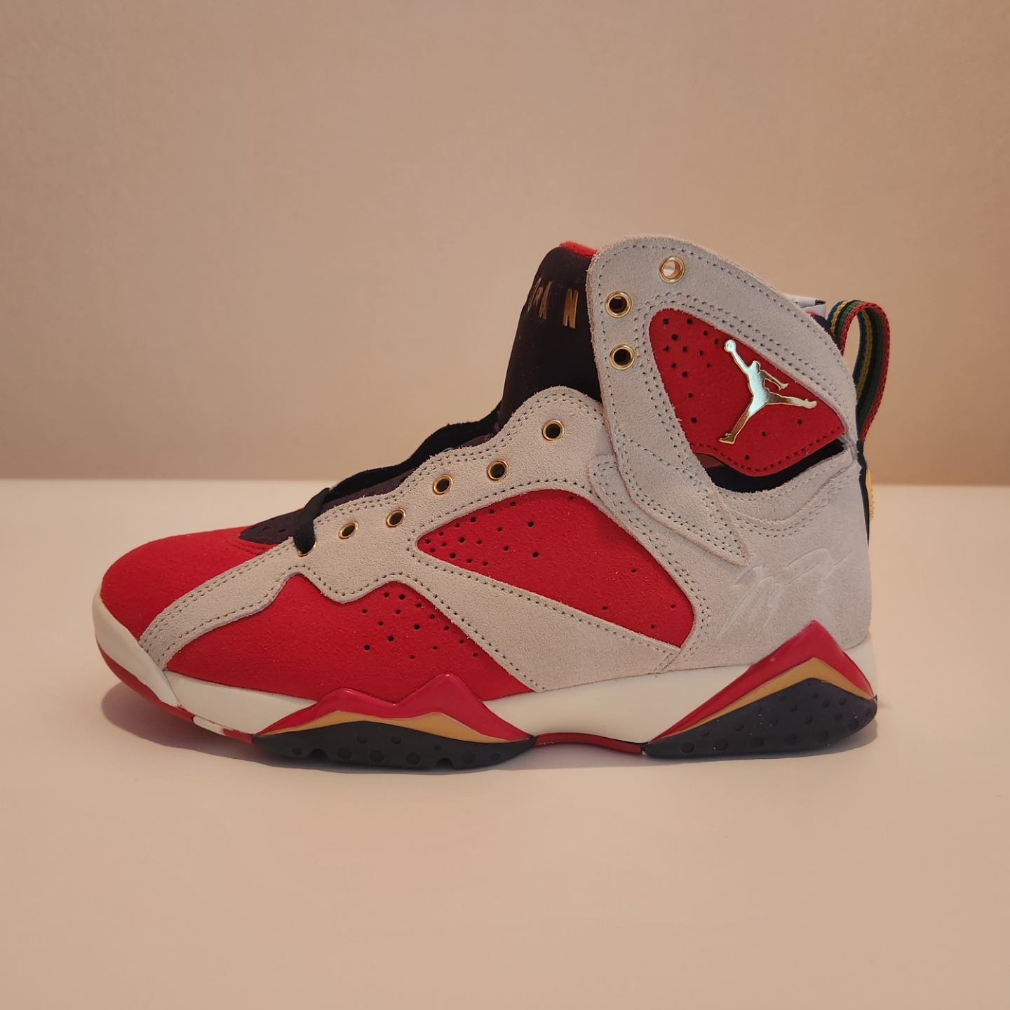 Jordan 7 x Trophy Room Retro SP True Red and Obsidian 착용 스타일 - 3