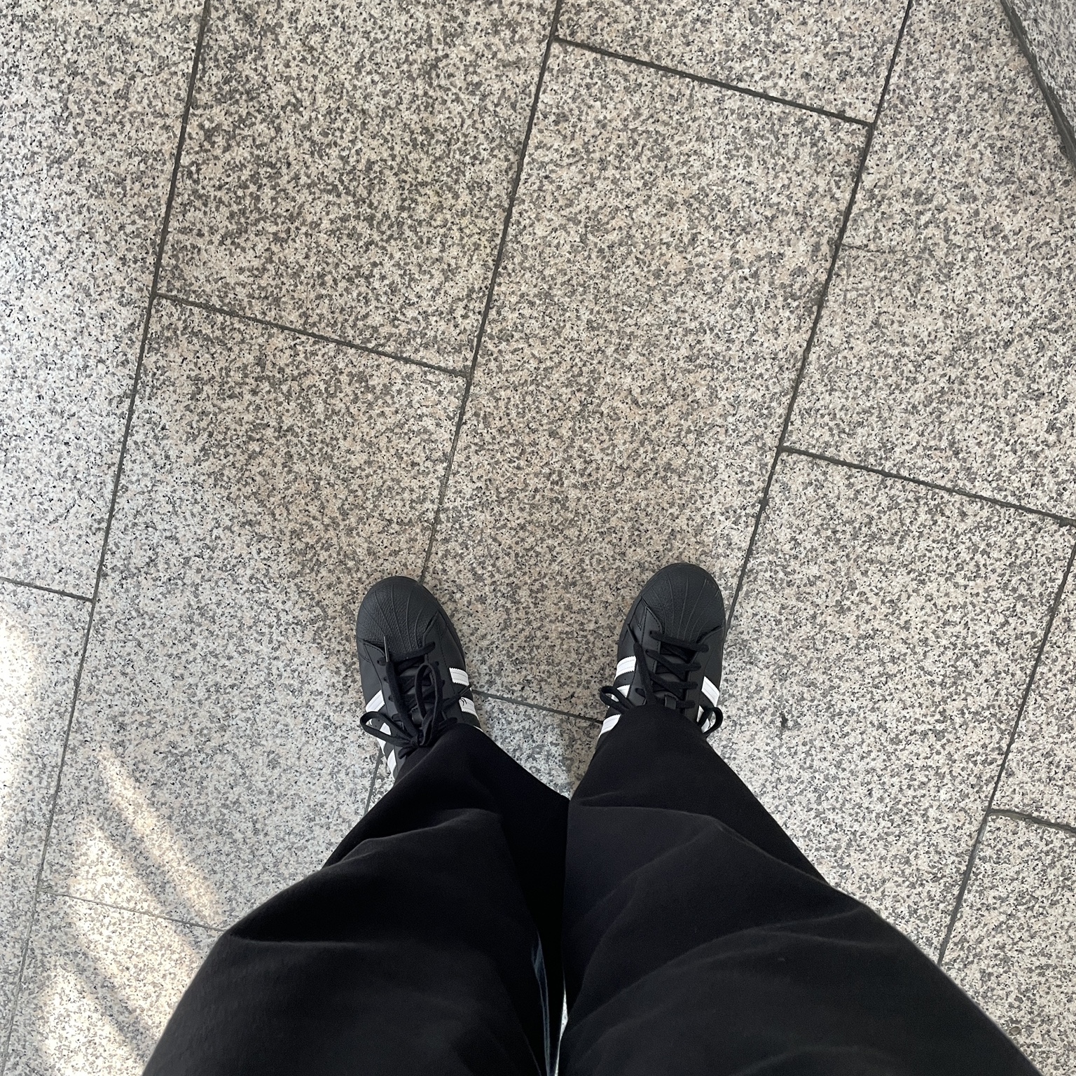 Adidas Superstar Core Black White 착용 스타일