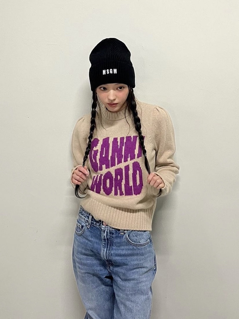 (W) Ganni Graphic Pullover Starfish 착용 스타일