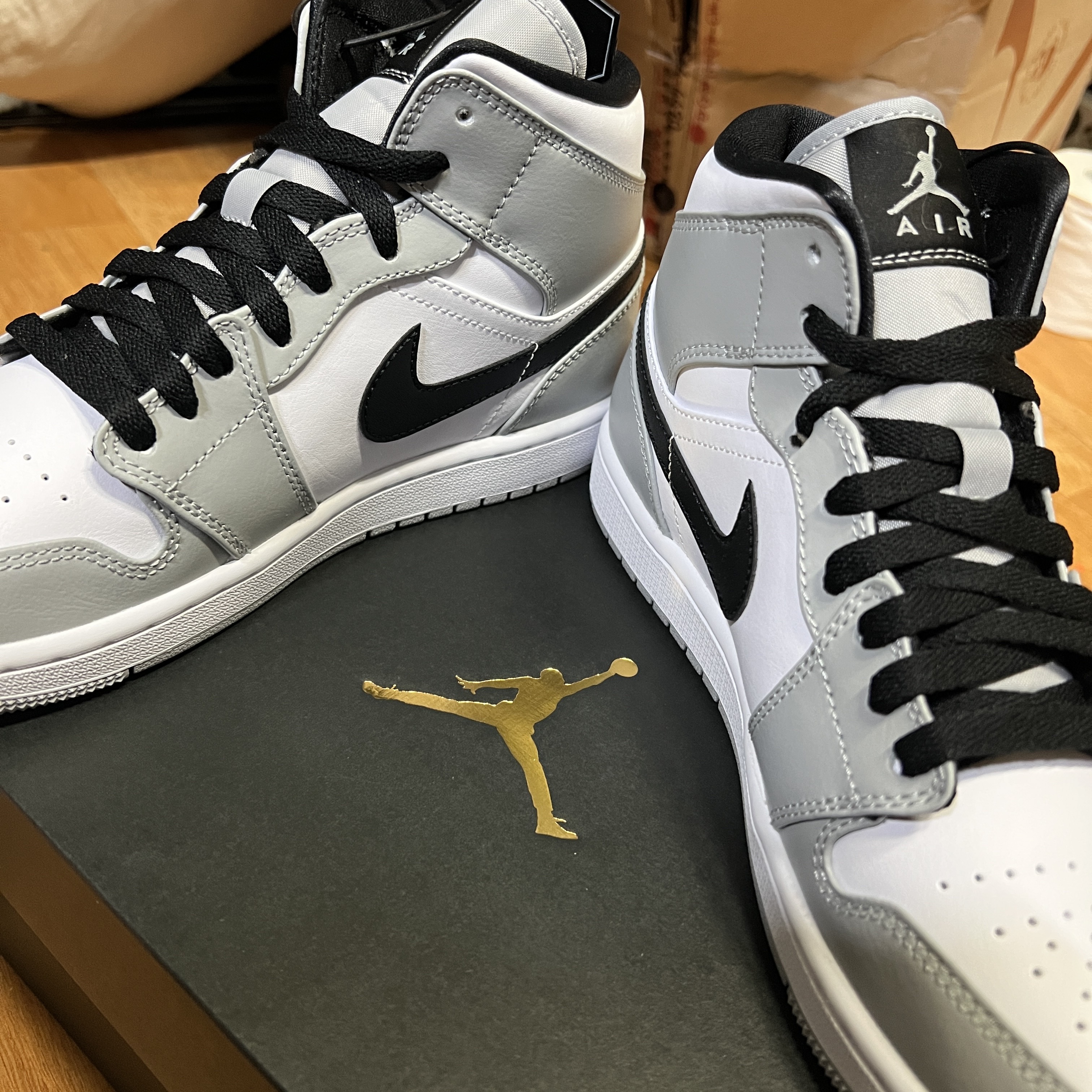 Jordan 1 Mid Light Smoke Grey 착용 스타일 - 2