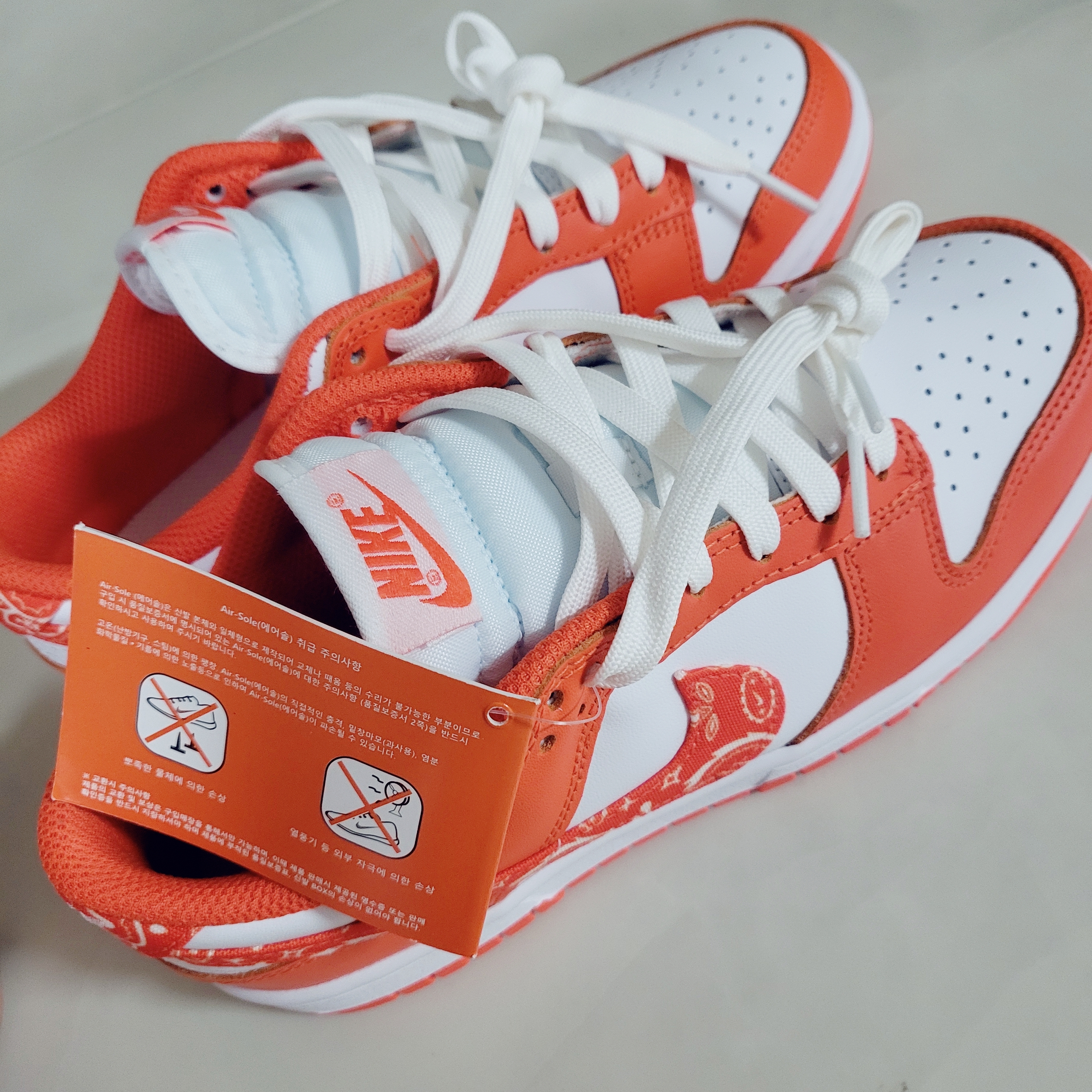 (W) Nike Dunk Low Essential Orange Paisley 착용 스타일 - 3