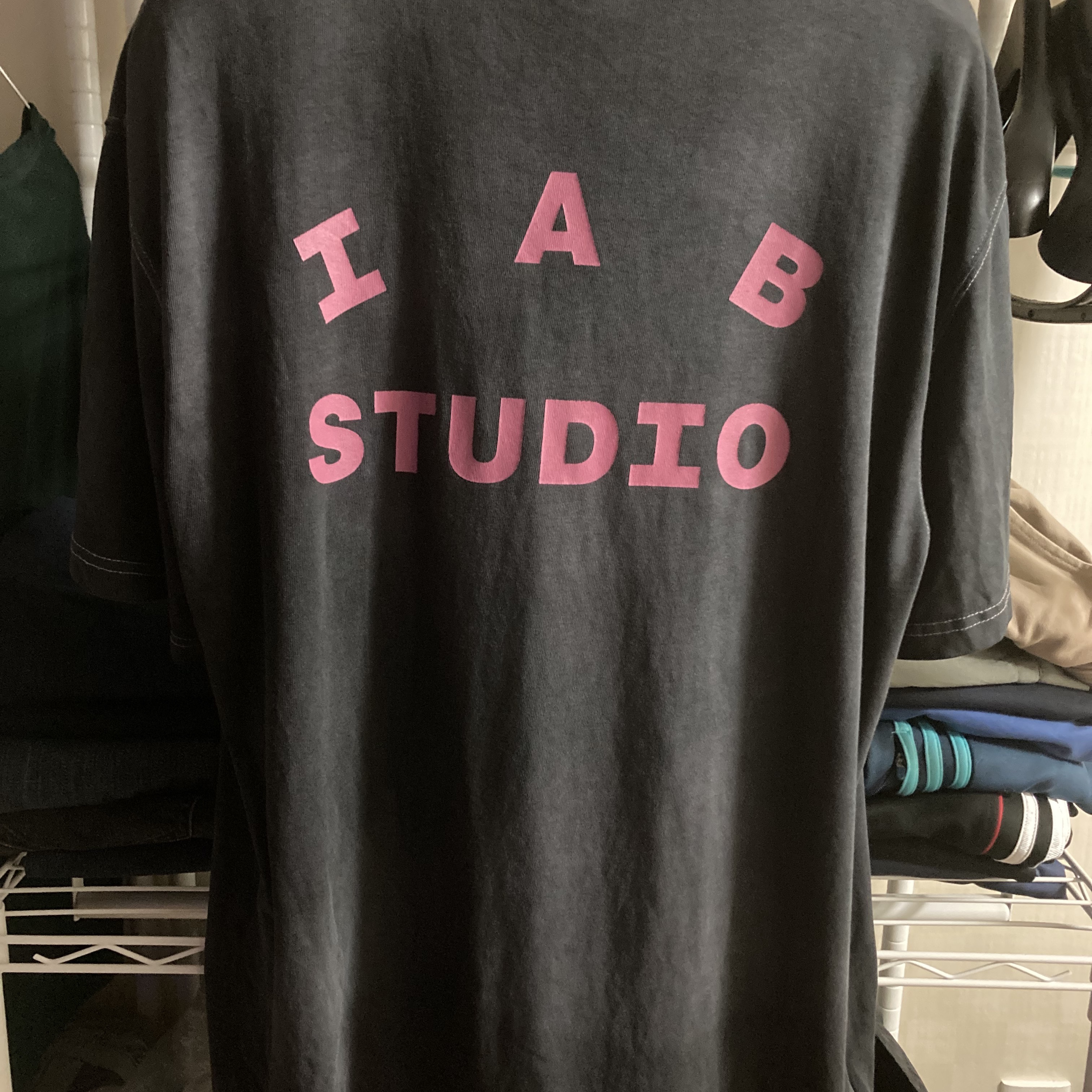 IAB Studio Pigment T-Shirt Magenta 착용 스타일 - 2