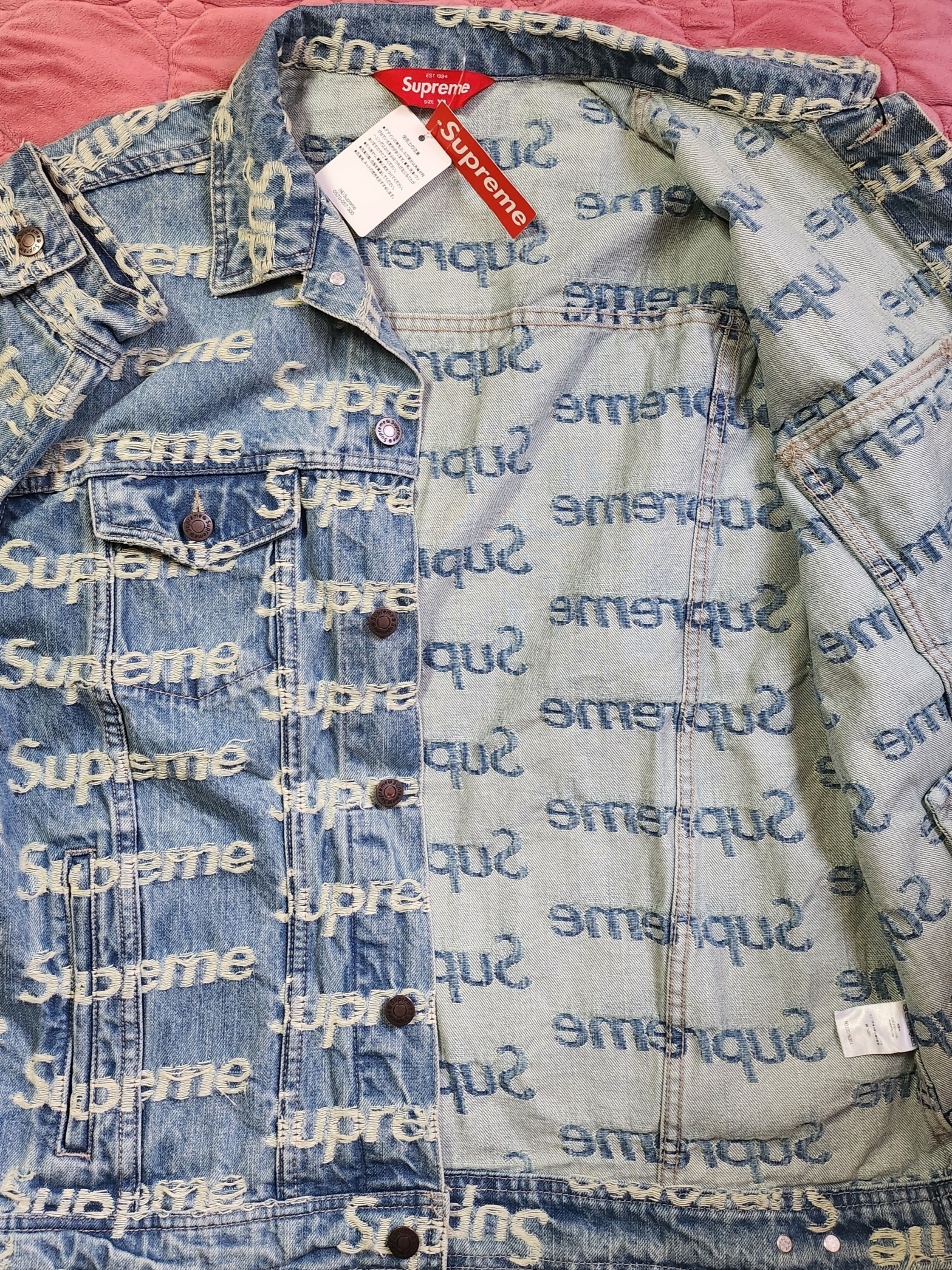 Supreme Frayed Logos Denim Trucker Jacket Blue - 21SS 착용 스타일 - 3