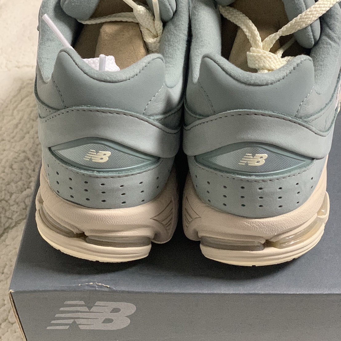 New Balance x Kith 2002R Slate Grey 착용 스타일 - 4