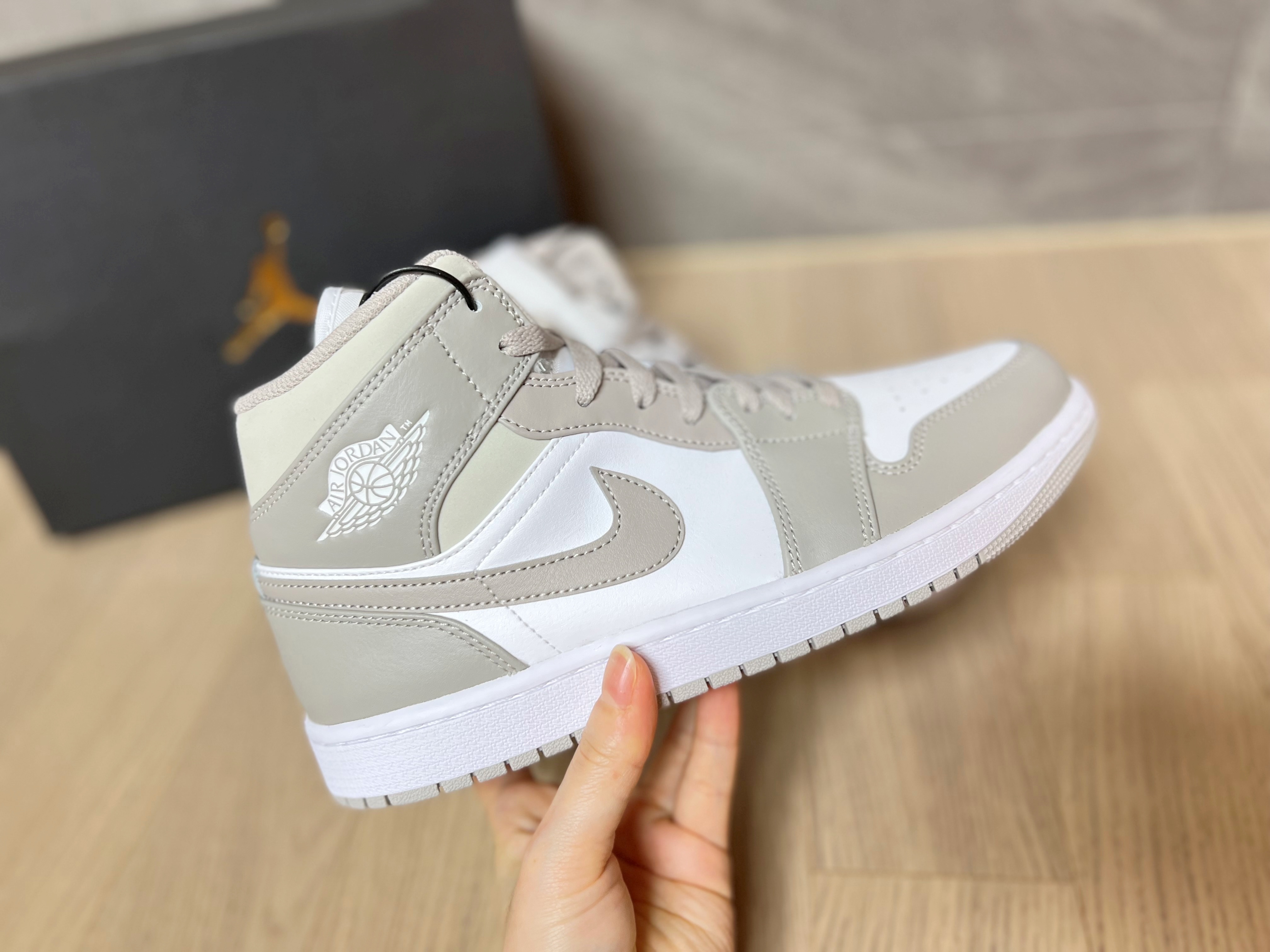 Jordan 1 Mid College Grey 착용 스타일 - 2