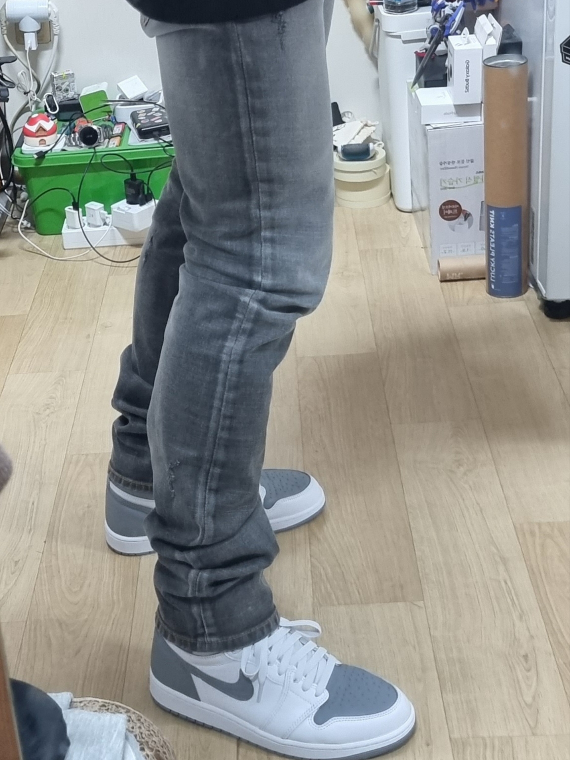 Undermycar Legion.03 Slim Fit Blue Stitch Washed Jeans Washed Gray, Jordan 1 Retro High OG Stealth 착용 스타일