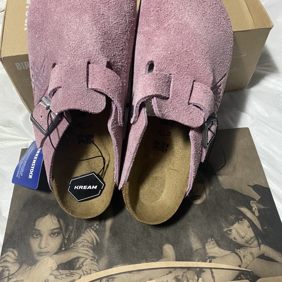 Birkenstock x Stussy Boston Clog Pink 착용 스타일 - 4