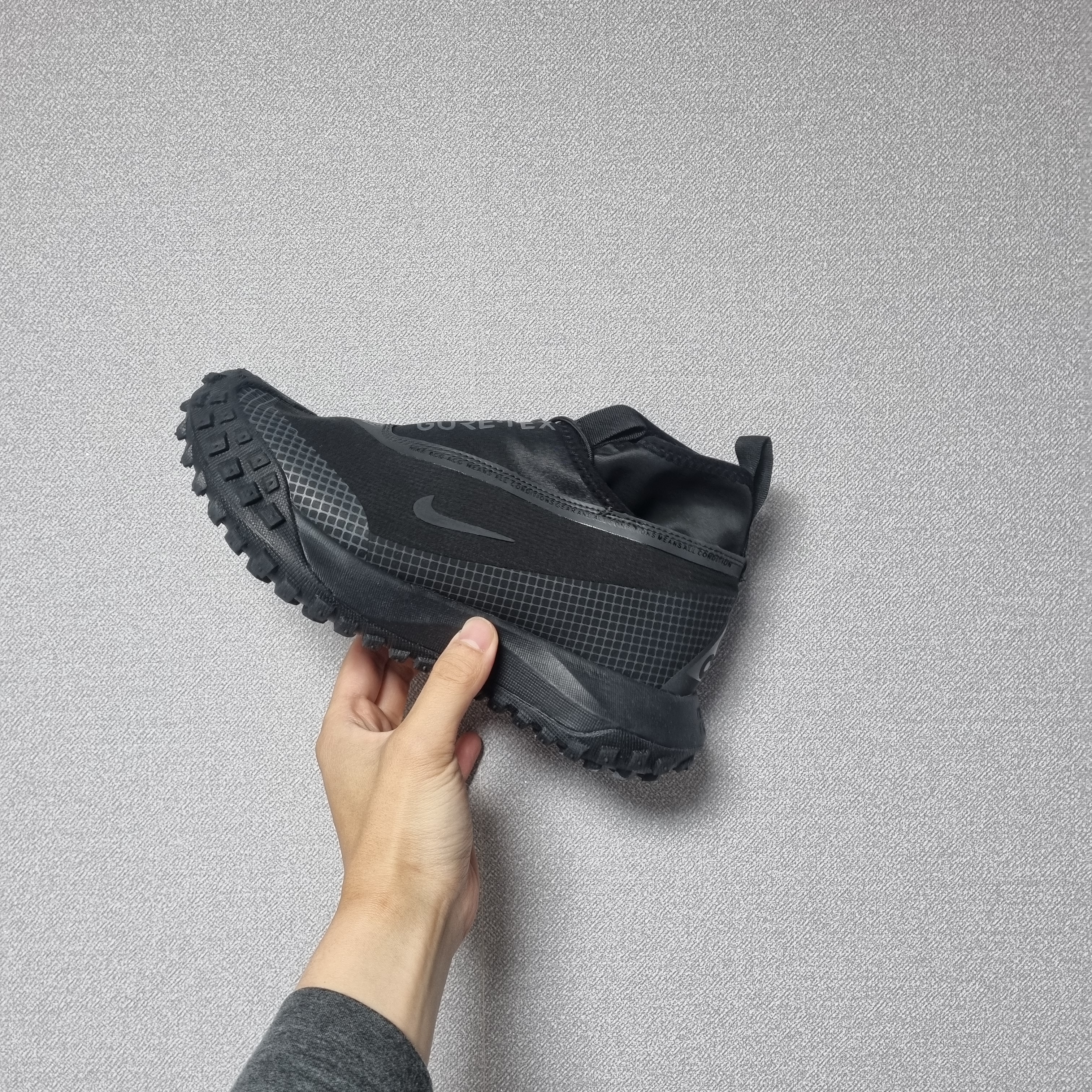 Nike ACG Mountain Fly Gore-Tex Black and Dark Grey 착용 스타일 - 1