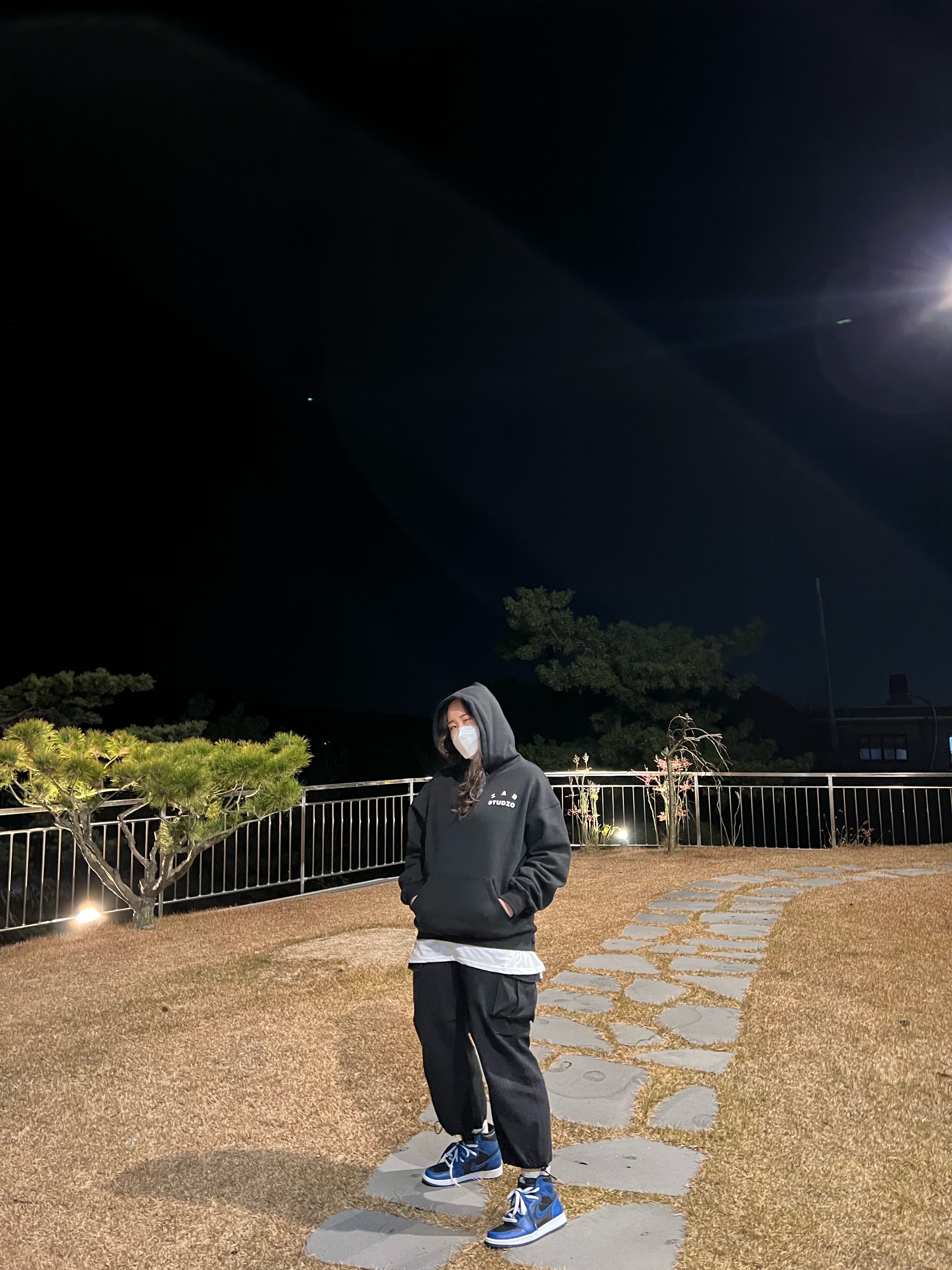 IAB Studio Hoodie Black White, Jordan 1 Retro High OG Dark Marina Blue 착용 스타일 - 1
