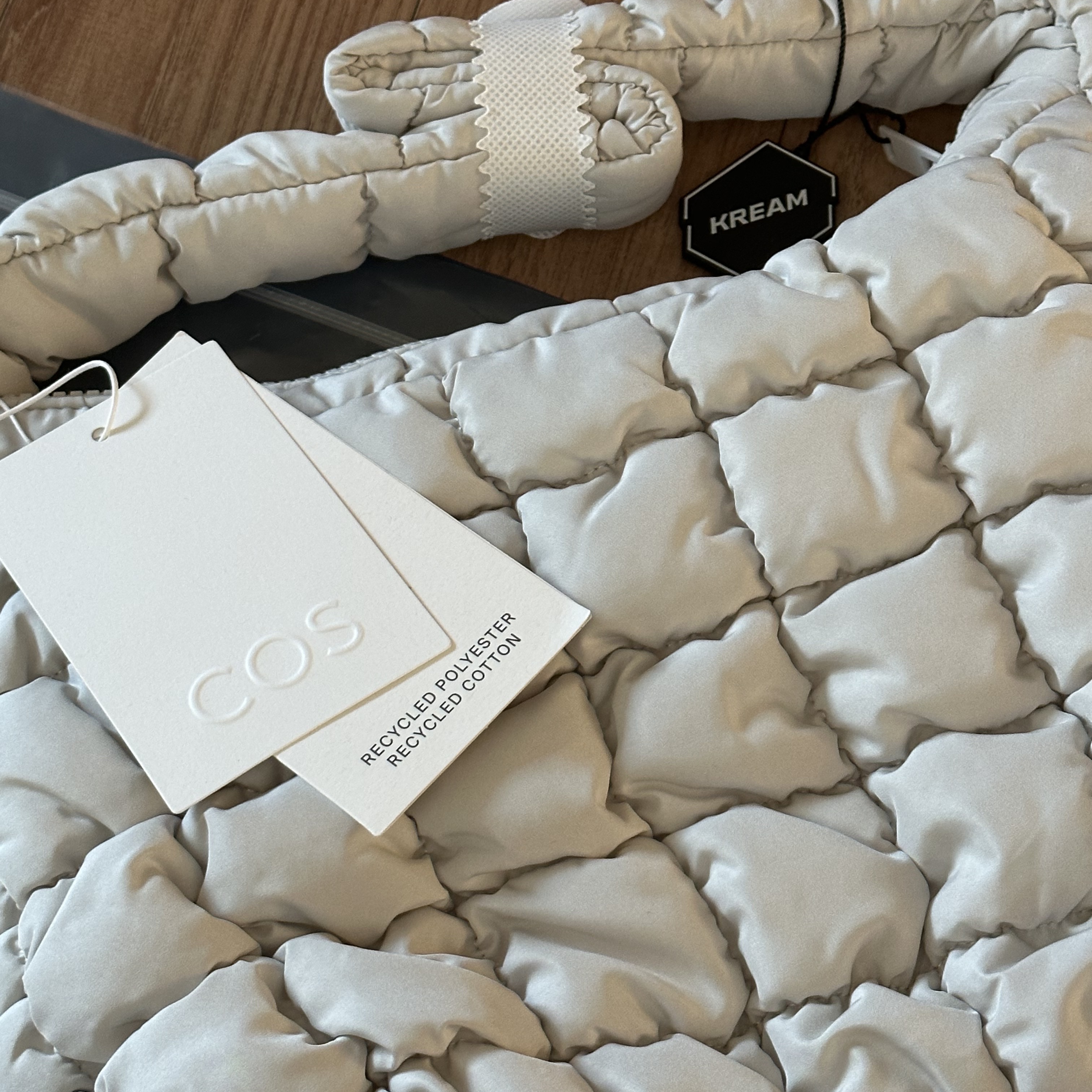 COS Quilted Mini Bag Light Grey 착용 스타일