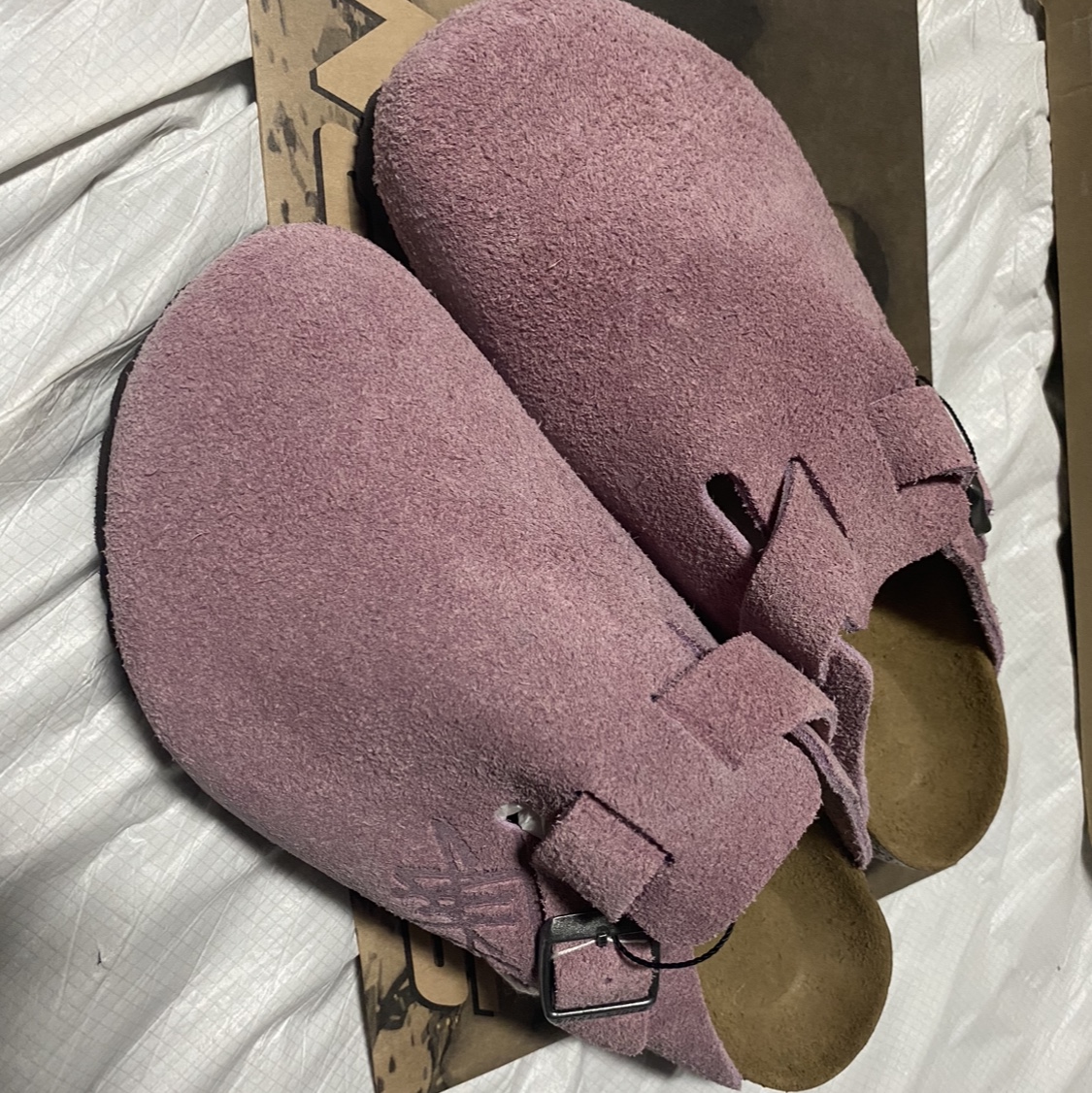 Birkenstock x Stussy Boston Clog Pink 착용 스타일 - 2
