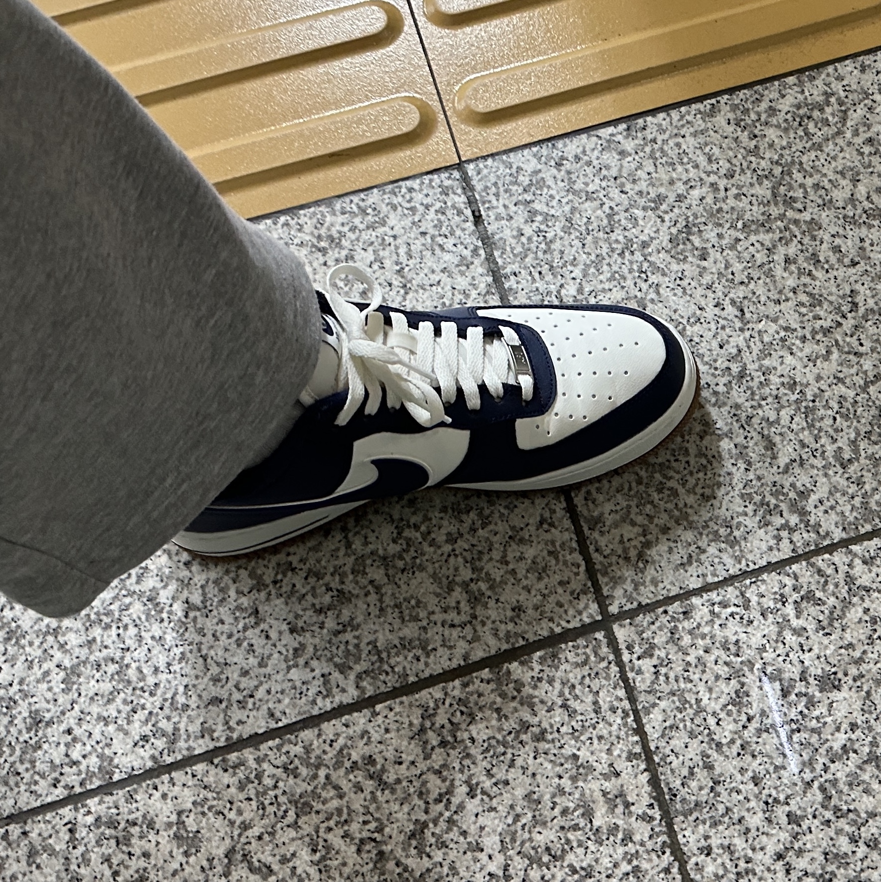 Nike Air Force 1 '07 LV8 Midnight Navy 착용 스타일 - 3