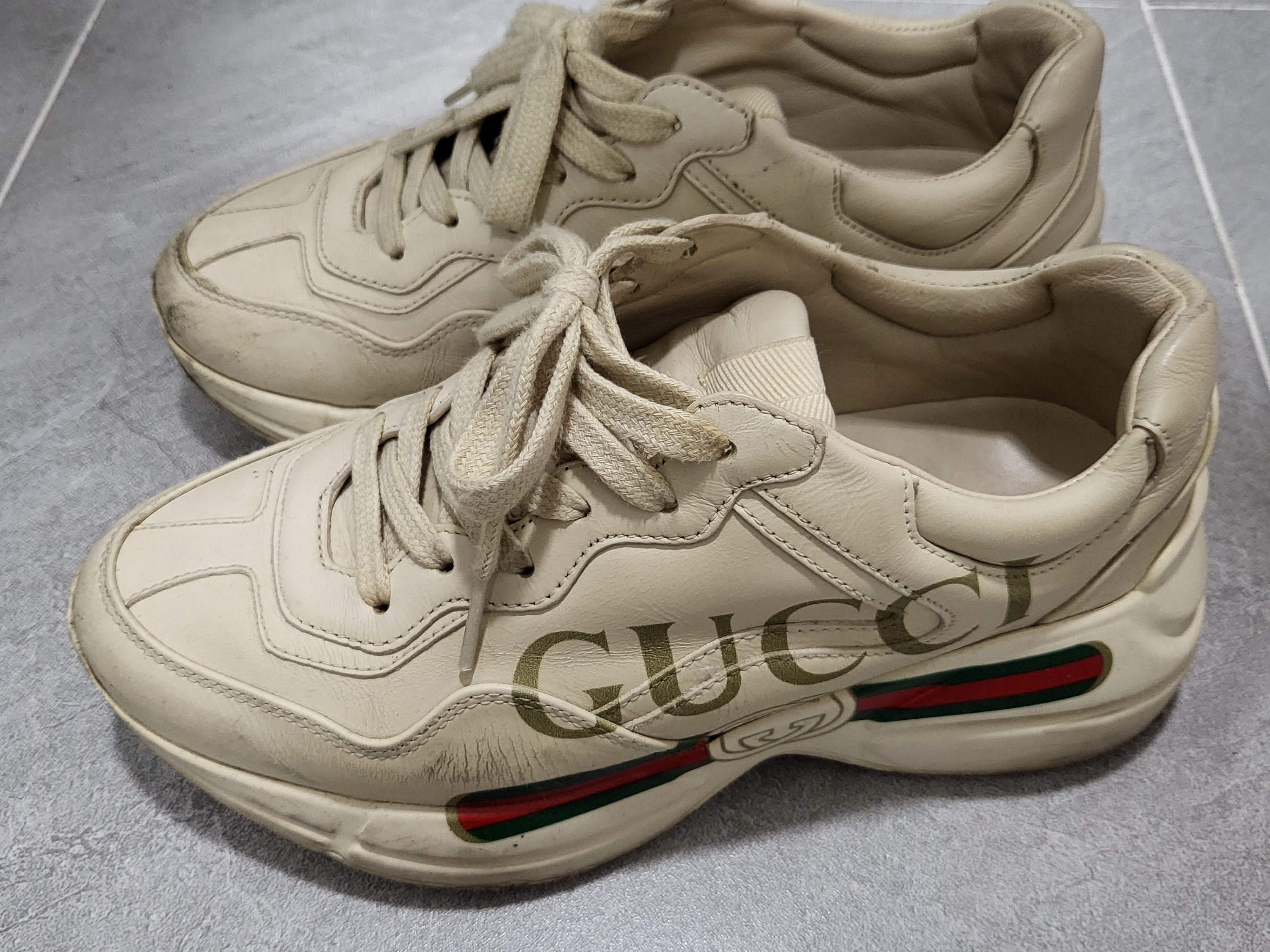 Gucci Rhyton Leather Sneakers Logo, (W) Gucci Rhyton Leather Sneakers Logo 착용 스타일 - 2
