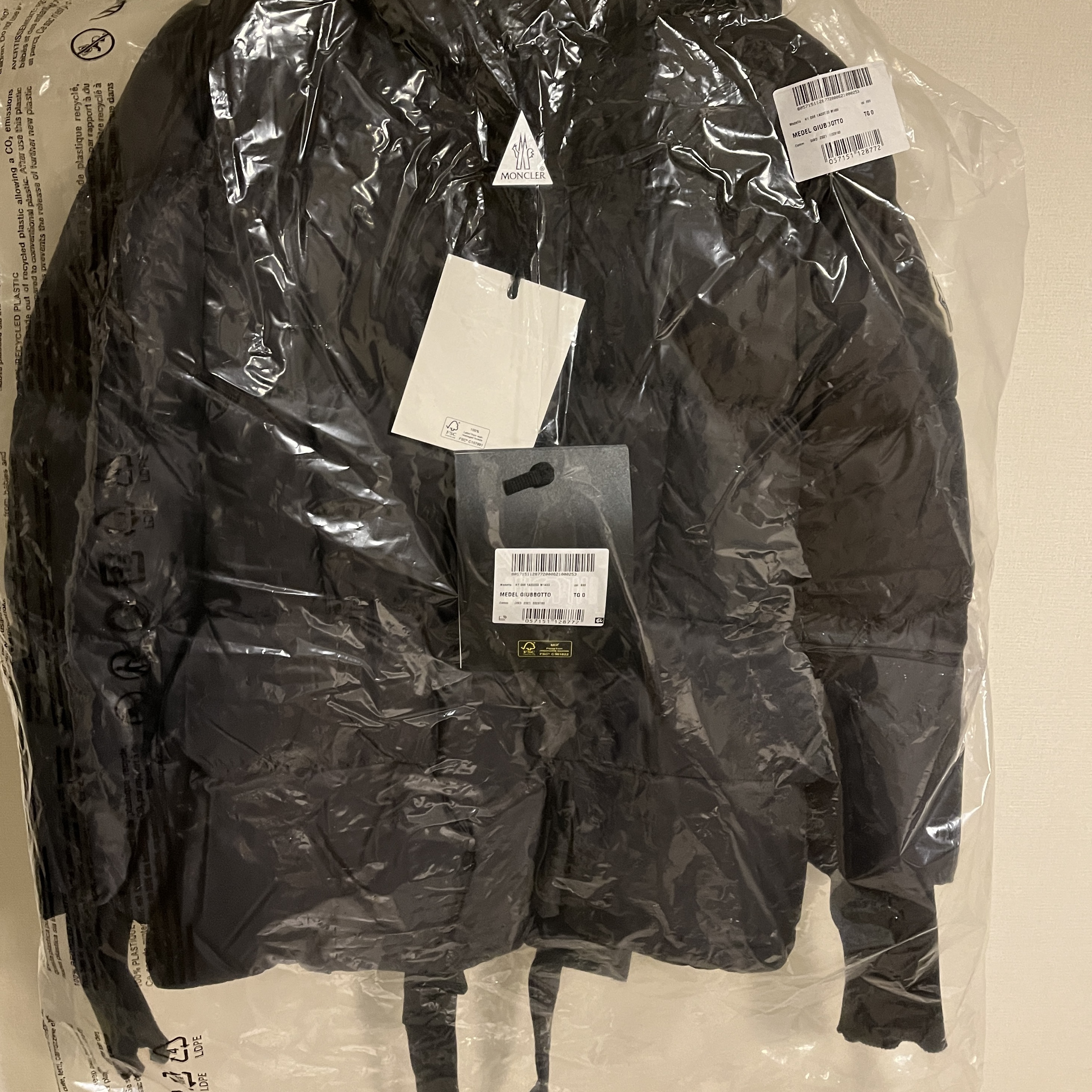(W) Moncler x Gentle Monster Medel Short Down Jacket Black - 22SS 착용 스타일
